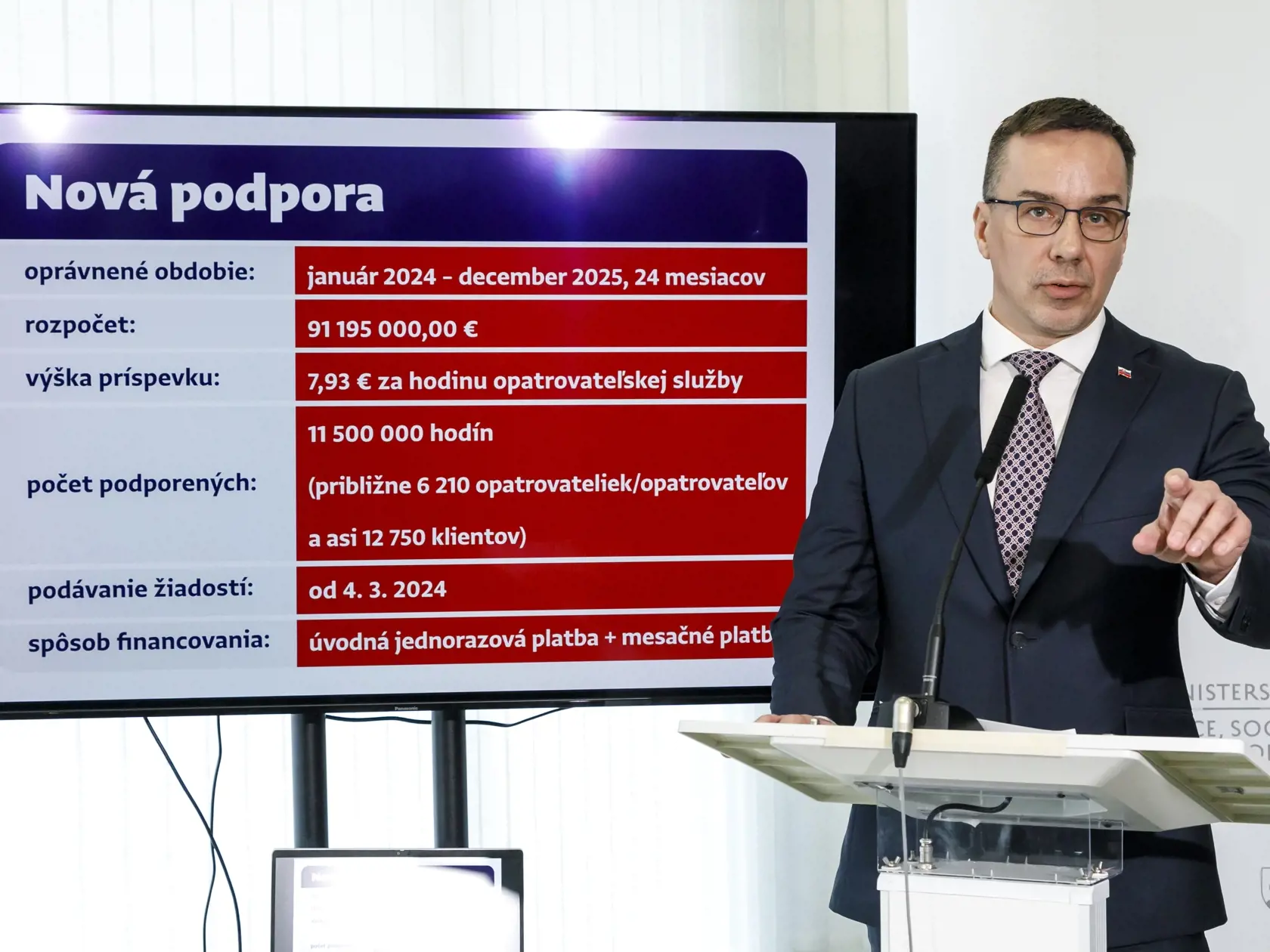 Na snímke minister práce, sociálnych vecí a rodiny SR Erik Tomáš (Hlas-SD) počas tlačovej konferencie k spusteniu nového projektu domácej opatrovateľskej služby v Bratislave 7. februára 2024. FOTO TASR - Dano Veselský
