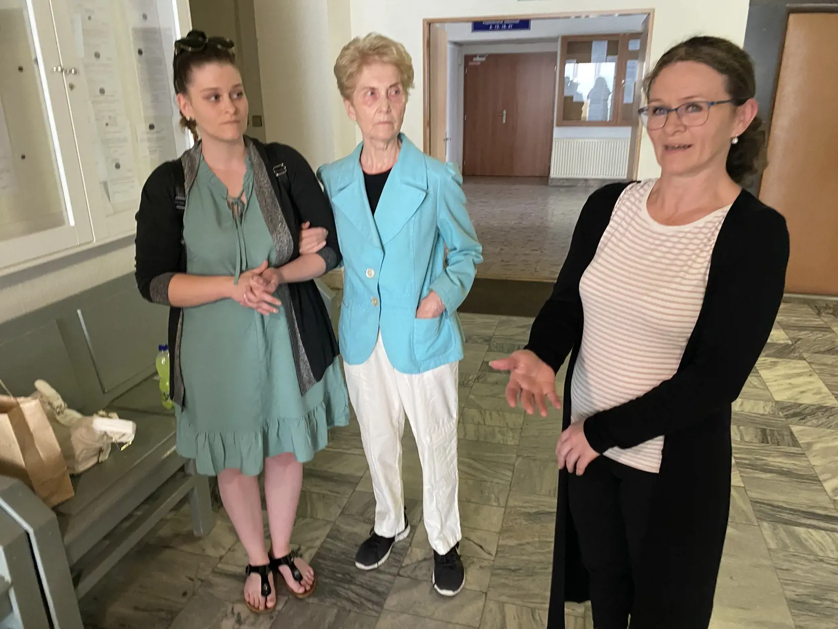 Príbuzní po zavraždenom Petrovi Suržinovi (†33) - zľava dcéra Petrana Lazorová (25) , mama Valéria Suržinová (77) a priateľka a mama Petrany Marta Budzáková (51).