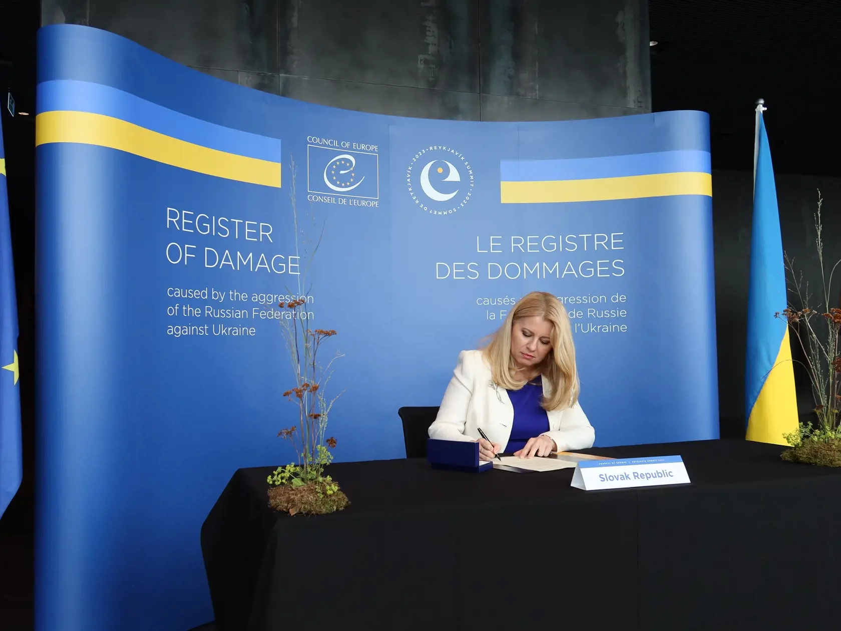 Slovenská prezidentka Zuzana Čaputová podpisuje deklaráciu o registri škôd spôsobených Ukrajine počas druhého a záverečného dňa summitu Rady Európy (RE) v Reykjavíku na Islande v stredu 17. mája 2023. Lídri členských krajín RE podpísali v stredu deklaráciu o registri škôd spôsobených Ukrajine, ktorý bude táto medzinárodná organizácia spravovať. Od vzniku Rady Európy v roku 1949 ide iba o štvrtý summit tejto organizácie, naposledy ho v roku 2005 hostilo Poľsko. FOTO TASR - Daniel Sanitrik