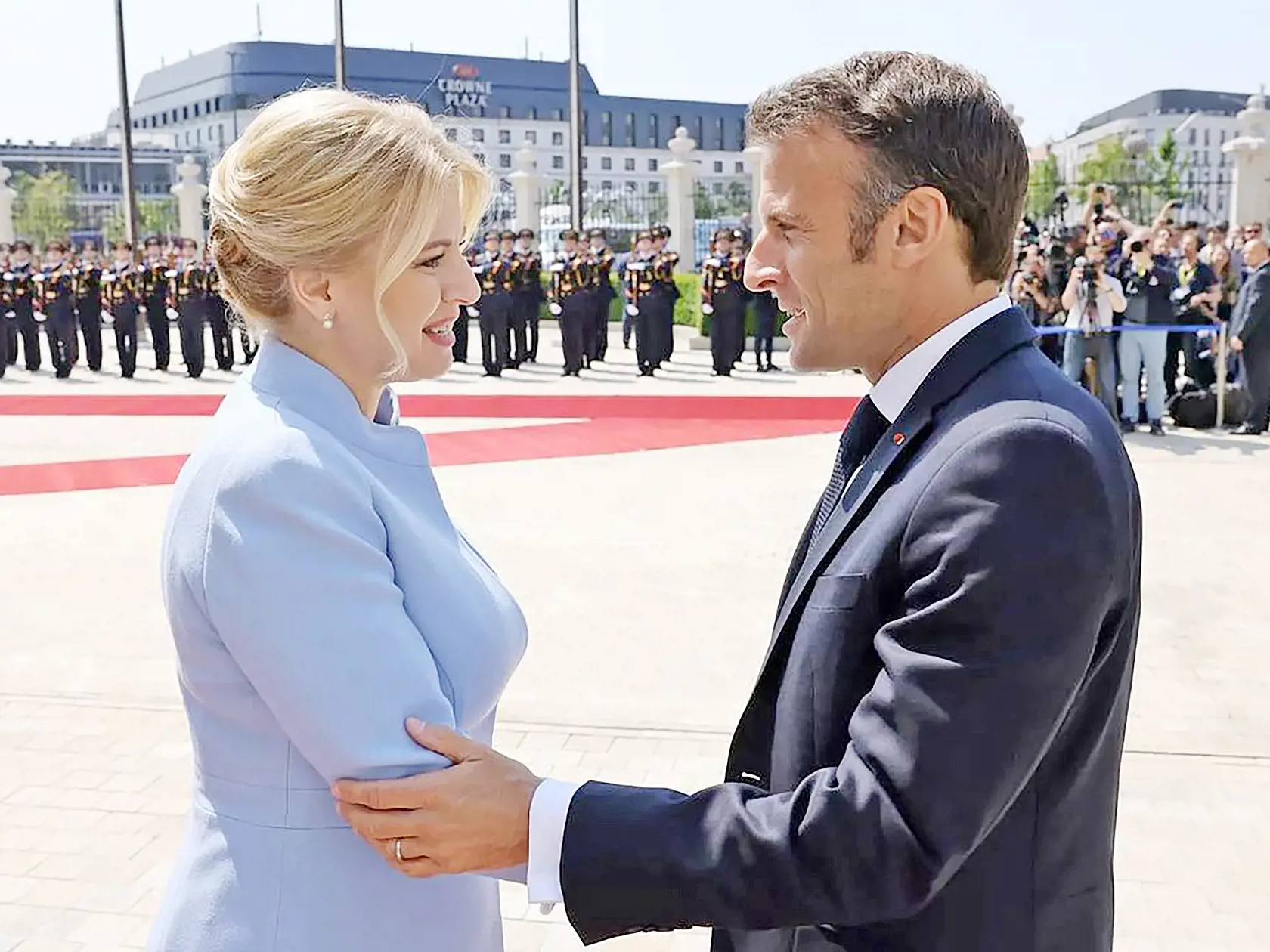 Vzájomná sympatia. Hlavy štátu sa zvítali na nádvorí Prezidentského paláca. Nechýbali úsmevy a nežné gestá.