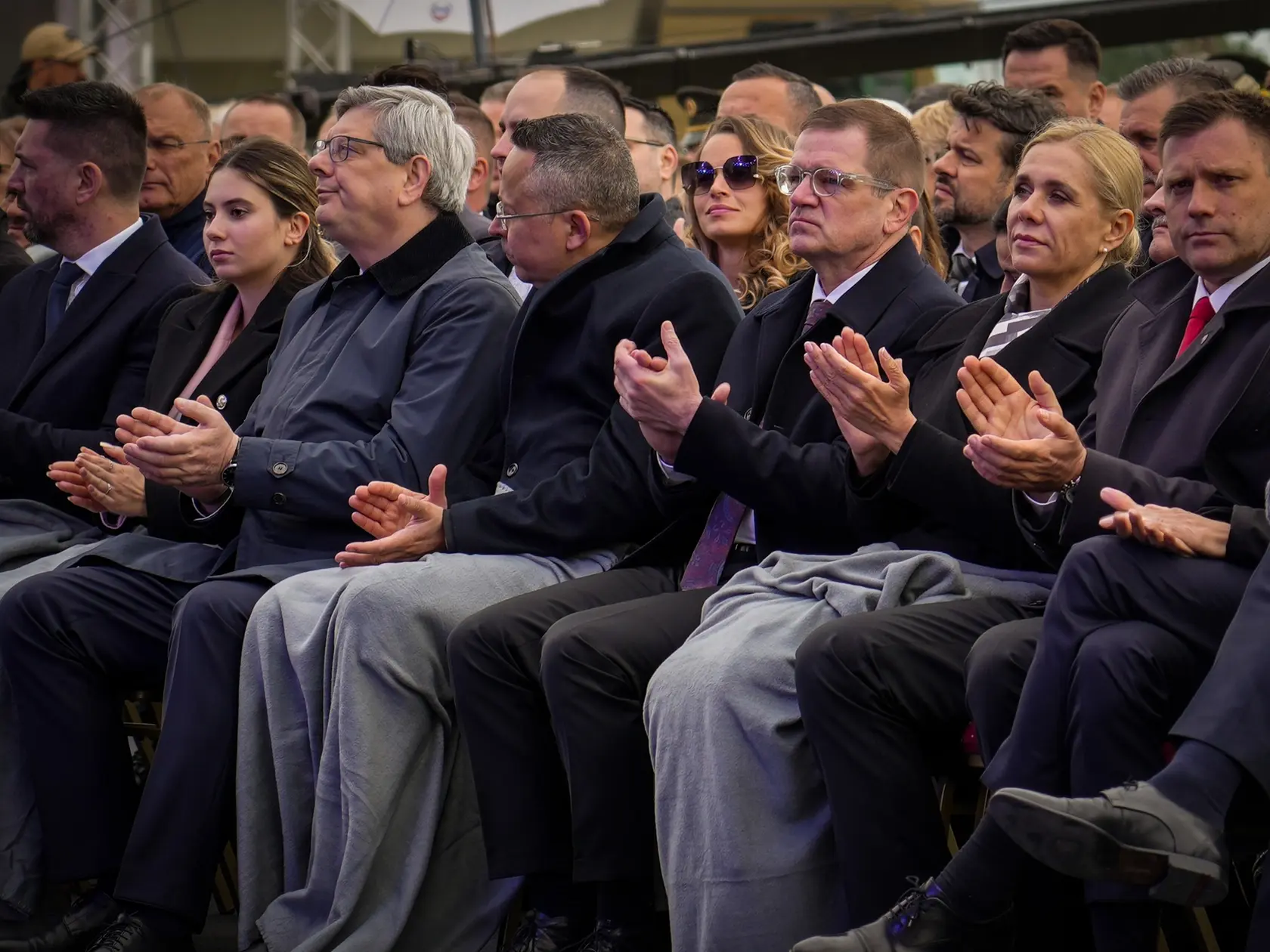  V ranných hodinách počas osláv 80. výročia ukončenia 2. svetovej vojny bolo chladno. Politikov zahrievali dečky. 
