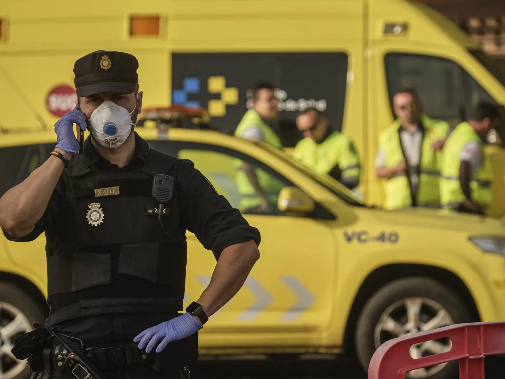 MIK 21 La Caleta - Na snímke policajti s ochrannými rúškami stoja pred hotelom H10 Costa Adeje Palace v meste La Caleta, na španielskom ostrove Tenerife 26. februára 2020. FOTO TASR/AP
Hotel na ostrove Tenerife dali v utorok tamojšie úrady do karantény, keďže taliansky lekár, ktorý sa v ňom ubytoval, mal pozitívne testy na potenciálne smrtiaci koronavírus. V komplexe Hotela H10 Costa Adeje Palace v letovisku Adeje na juhozápade ostrova sa momentálne nachádza približne 1000 turistov.

A police of
