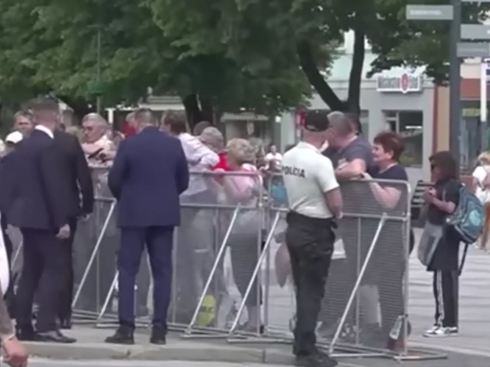 Na detailných záberoch vidno muža so ženou, ktorí pravdepodobne vyrušili atentátnika pred streľbou na Fica.