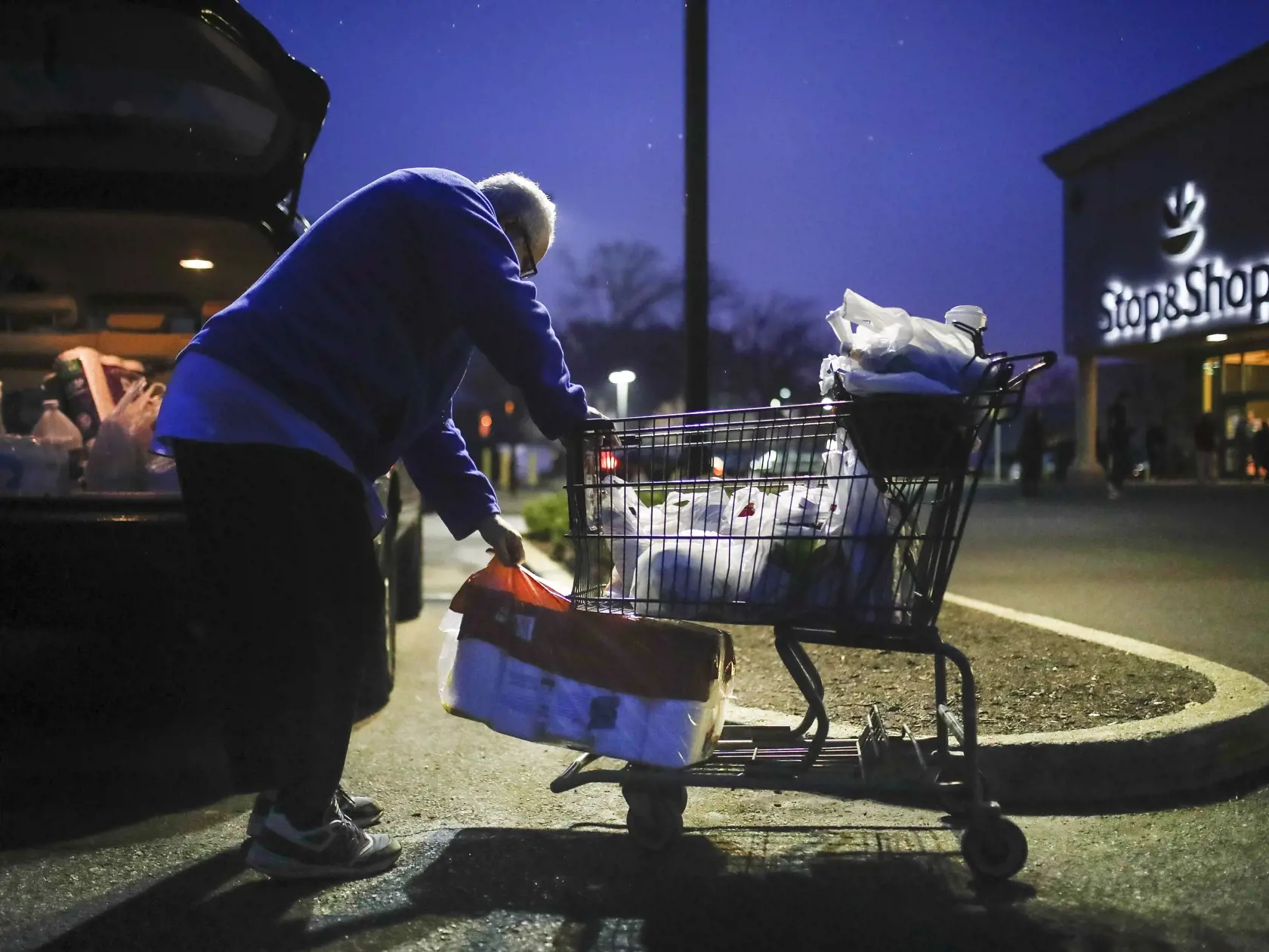 MIK 9 Teaneck - Zákazník Joseph Nathan nakladá toaletný papier do kufra svojho auta po nakupovaní v supermarkete Stop & Shop, ktorý otvoril špeciálne v ranných hodinách, aby slúžil ľuďom vo veku 60 a viac rokov kvôli obavám z koronavírusu, Teaneck, USA, 20. marca 2020. FOTO TASR/AP

Customer Joseph Nathan loads toilet paper into the trunk of his car after shopping at a Stop & Shop supermarket that opened special morning hours to serve people 60-years and older due to coronavirus concerns, Friday