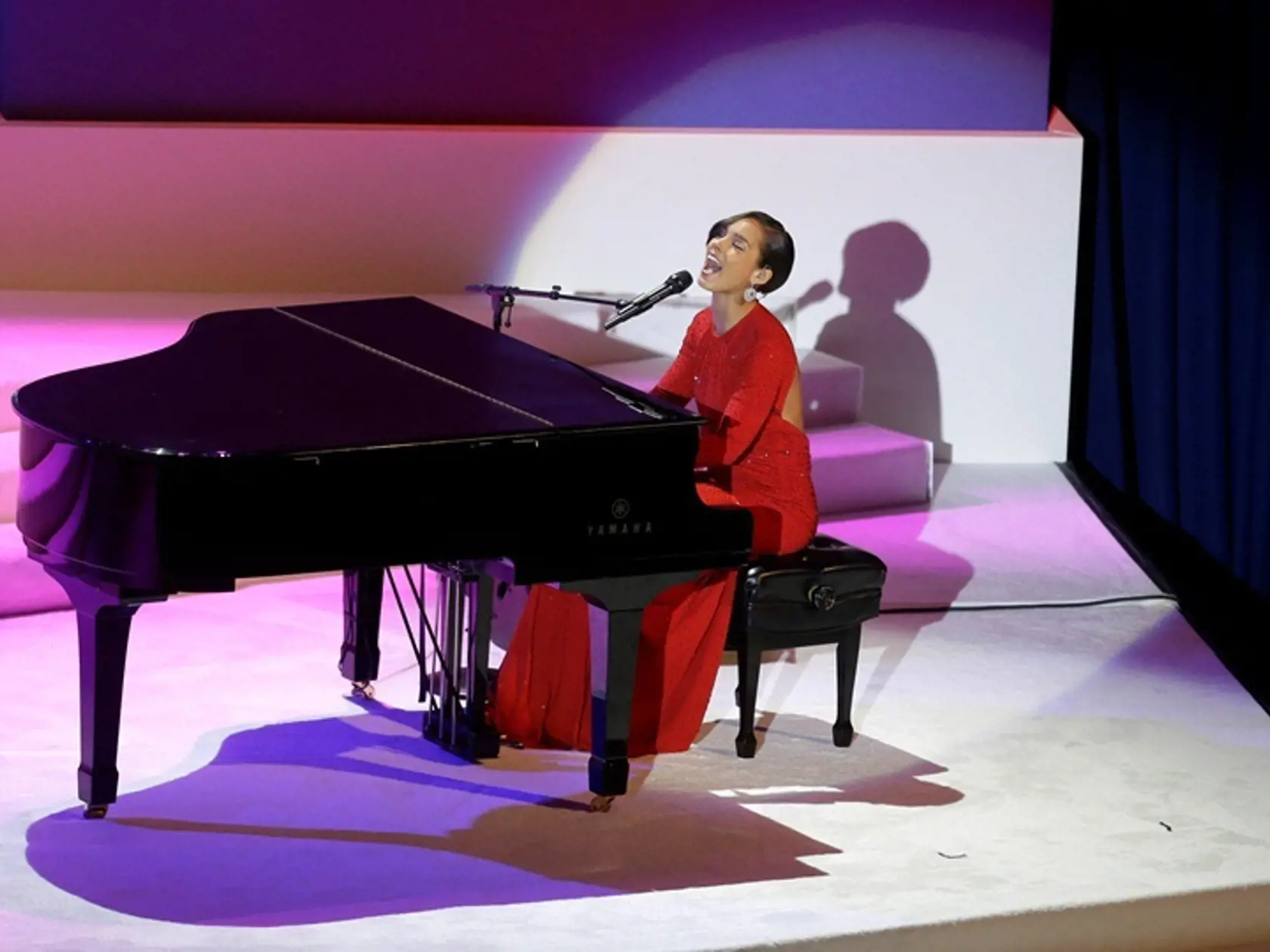 Alicia Keys zvláda hru na klavíri bravúrne.