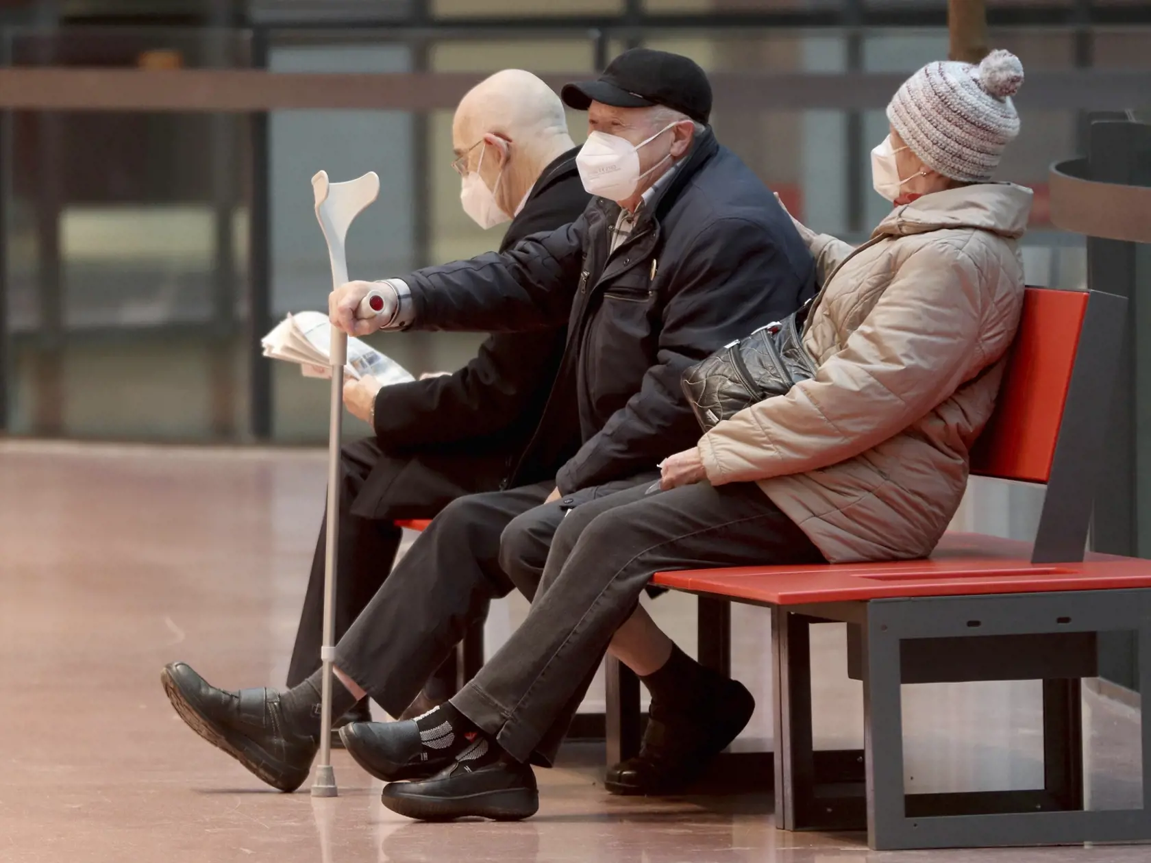 WA 34 Viedeň - Seniori sa chránia respirátorom  FFP2 počas nákupu v nákupnom centre vo Viedni v pondelok 25. januára 2021. V Rakúsku začala od pondelka platiť povinnosť nosenia respirátorov triedy FFP2 v obchodoch a hromadnej doprave. FOTO TASR/AP

People with protective masks sit together in a shopping mall in Vienna, Austria, Monday, Jan. 25, 2021. Austrians have to use medical masks when shopping and in public transport, as masks have become mandatory in Austria. (AP Photo/Ronald Zak)