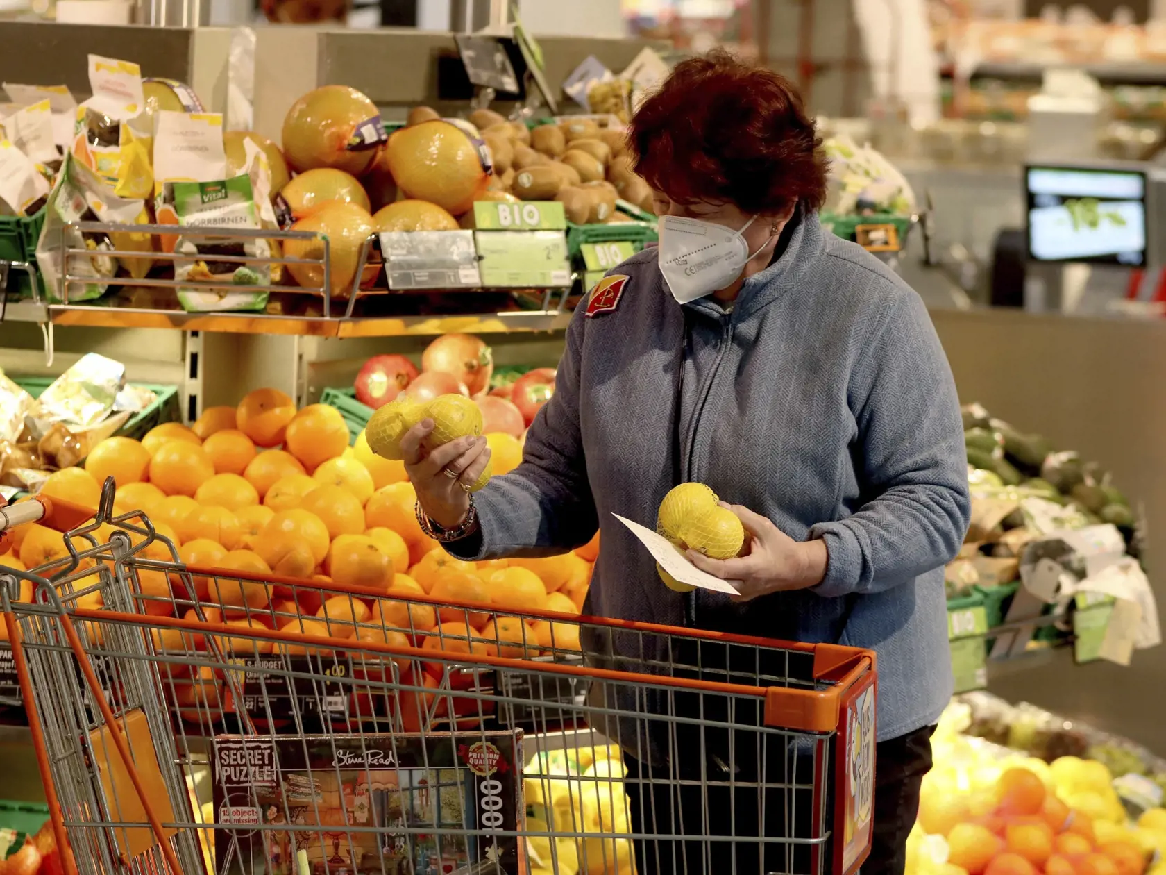 WA 28 Viedeň - Zákazníčka sa chránia respirátorom  FFP2 počas nákupu v supermarkete vo Viedni v pondelok 25. januára 2021. V Rakúsku začala od pondelka platiť povinnosť nosenia respirátorov triedy FFP2 v obchodoch a hromadnej doprave. FOTO TASR/AP

A person wears a FFP2 protective mask when shopping in a supermarket in Vienna, Austria, Monday, Jan. 25, 2021. Austrians have to use medical masks when shopping and in public transport, as masks have become mandatory in Austria. (AP Photo/Ronald Zak)