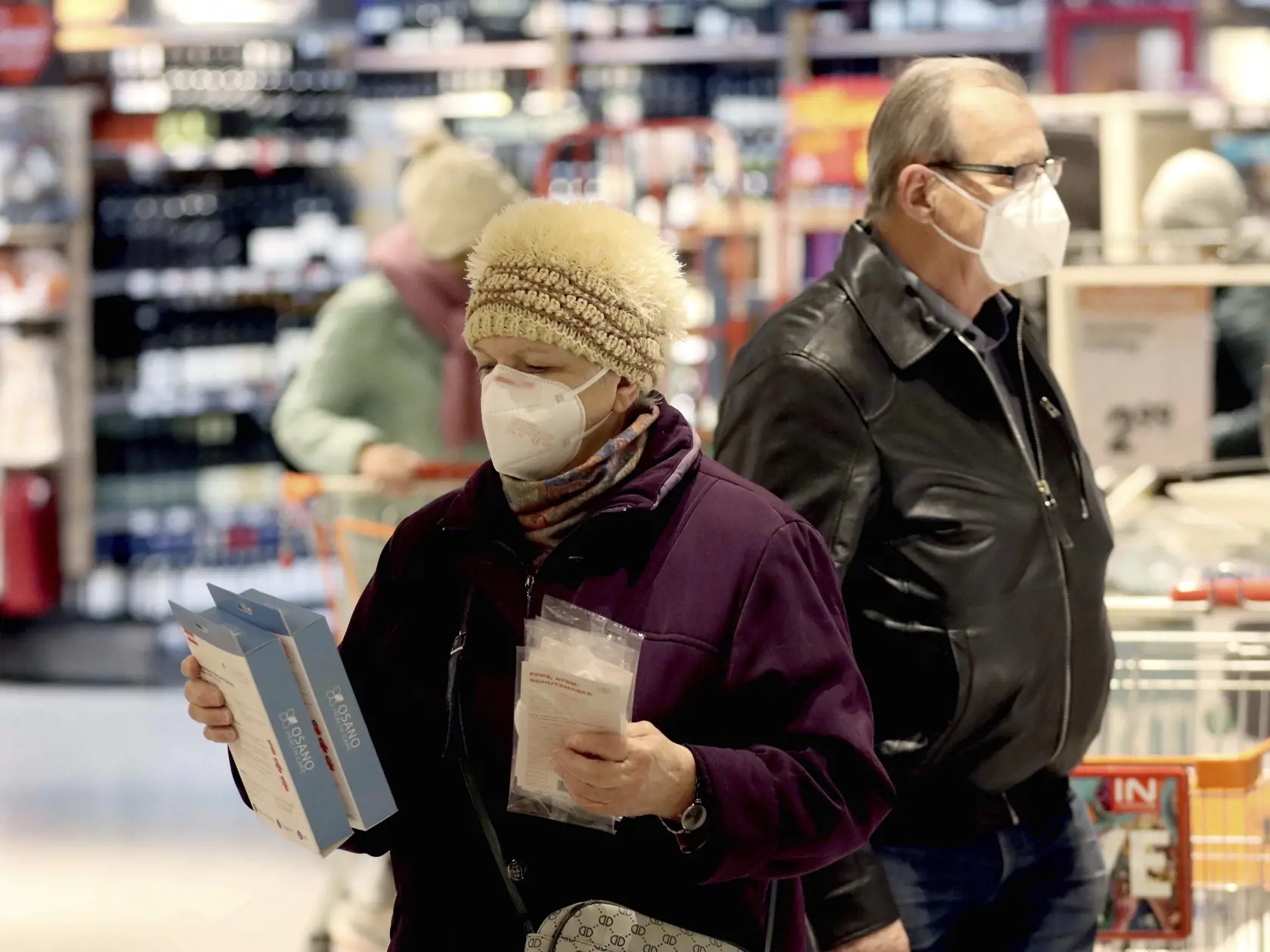 WA 31 Viedeň - Seniori sa chránia respirátorom  FFP2 počas nákupu v supermarkete vo Viedni v pondelok 25. januára 2021. V Rakúsku začala od pondelka platiť povinnosť nosenia respirátorov triedy FFP2 v obchodoch a hromadnej doprave. FOTO TASR/AP

People wear an FFP2 protective mask when shopping in a supermarket in Vienna, Austria, Monday, Jan. 25, 2021. Austrians have to use medical masks when shopping and in public transport, as masks have become mandatory in Austria. (AP Photo/Ronald Zak)