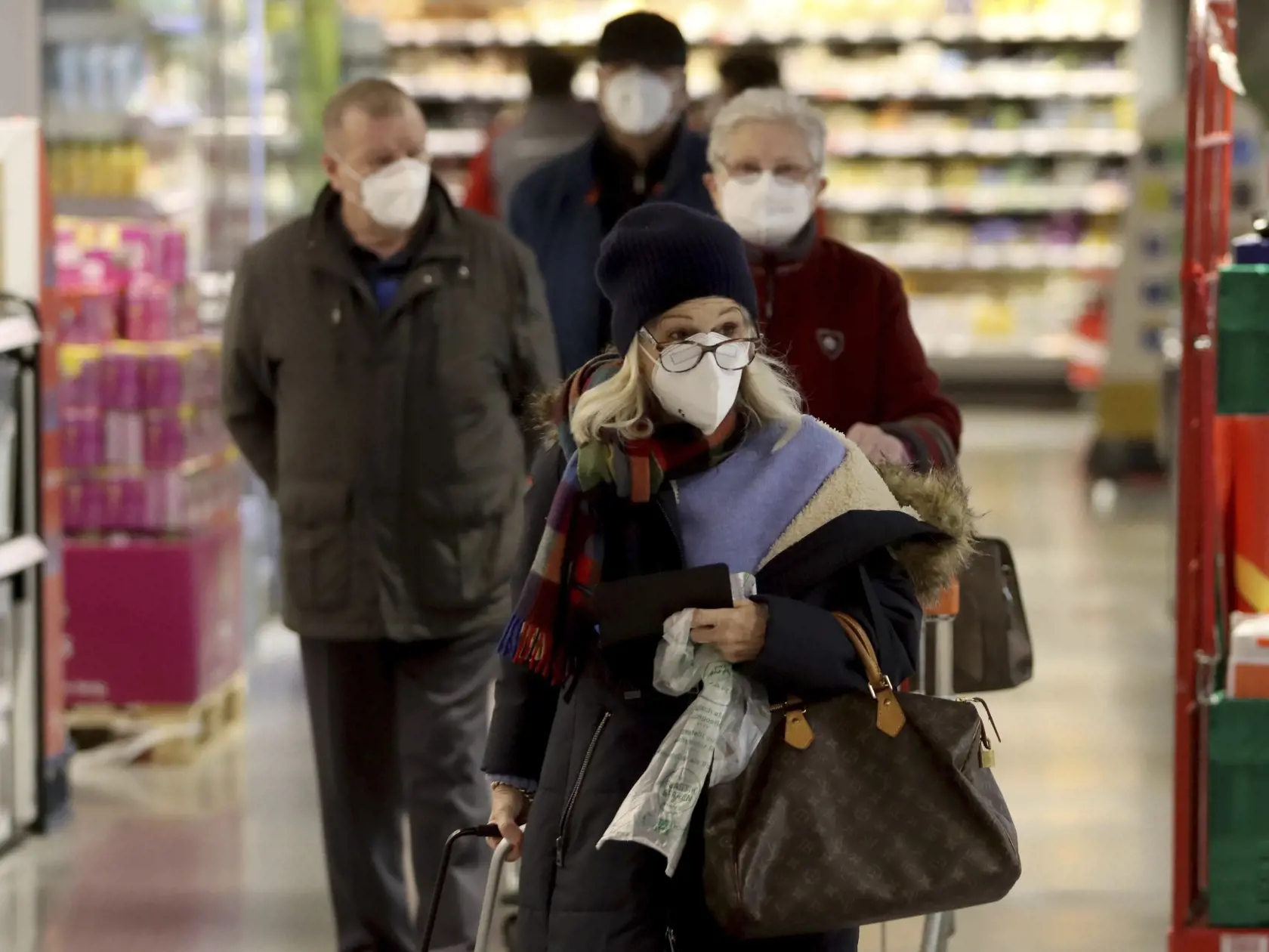 WA 27 Viedeň - Zákazníci sa chránia respirátorom  FFP2 počas nákupu v supermarkete vo Viedni v pondelok 25. januára 2021. V Rakúsku začala od pondelka platiť povinnosť nosenia respirátorov triedy FFP2 v obchodoch a hromadnej doprave. FOTO TASR/AP

People wear FFP2 protective masks when shopping in a supermarket in Vienna, Austria, Monday, Jan. 25, 2021. Austrians have to use medical masks when shopping and in public transport, as masks have become mandatory in Austria. (AP Photo/Ronald Zak)
