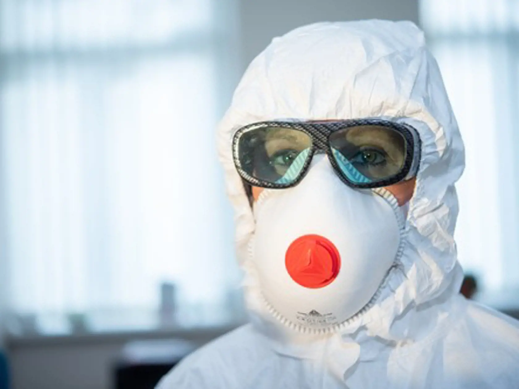 Respirátor s výdychovým ventilom chráni len vás, okolie už nie. Je dobré ho ešte prekryť rúškom.