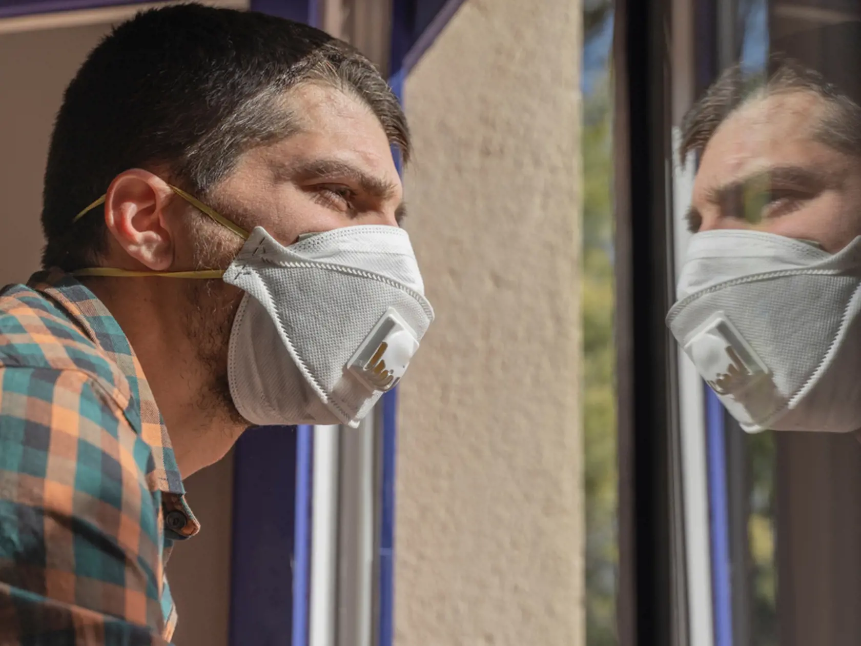 Respirátor s výdychovým ventilom chráni len vás, okolie už nie. Je dobré ho ešte prekryť rúškom.