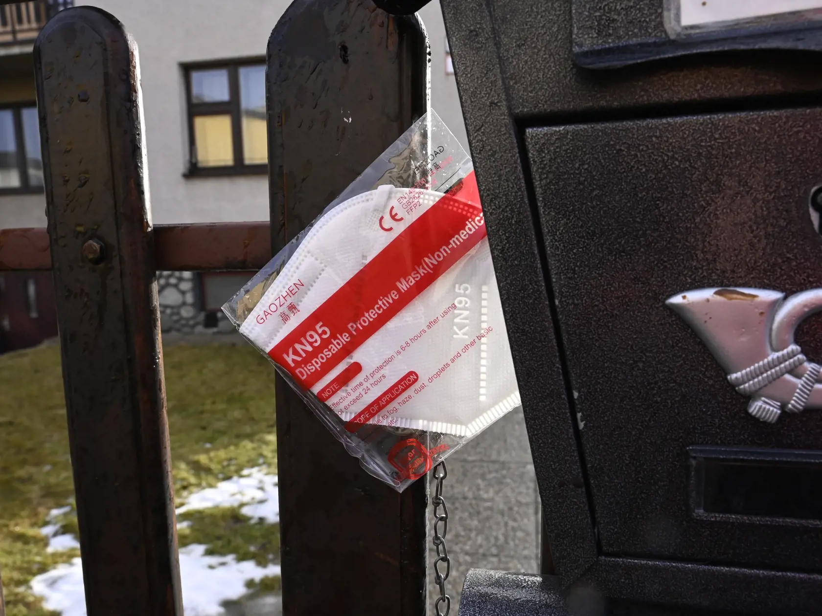 Popradskí seniori nad 65 rokov si vo svojich schránkach našli respirátory FFP2, ktoré im darovalo mesto Poprad. Zamestnanci mestského úradu ich v týchto dňoch ukladali do schránok obyvateľov. S distribúciou začali už od pondelka 1. februára 2021, pričom jeden občan dostal dva respirátory. Na snímke zo 4. februára 2021 respirátor pri schránke jedného z domov v popradskej mestskej časti Matejovce. Poprad, 4. februára 2021. EASYFOTO TASR – Kristína Mayerová