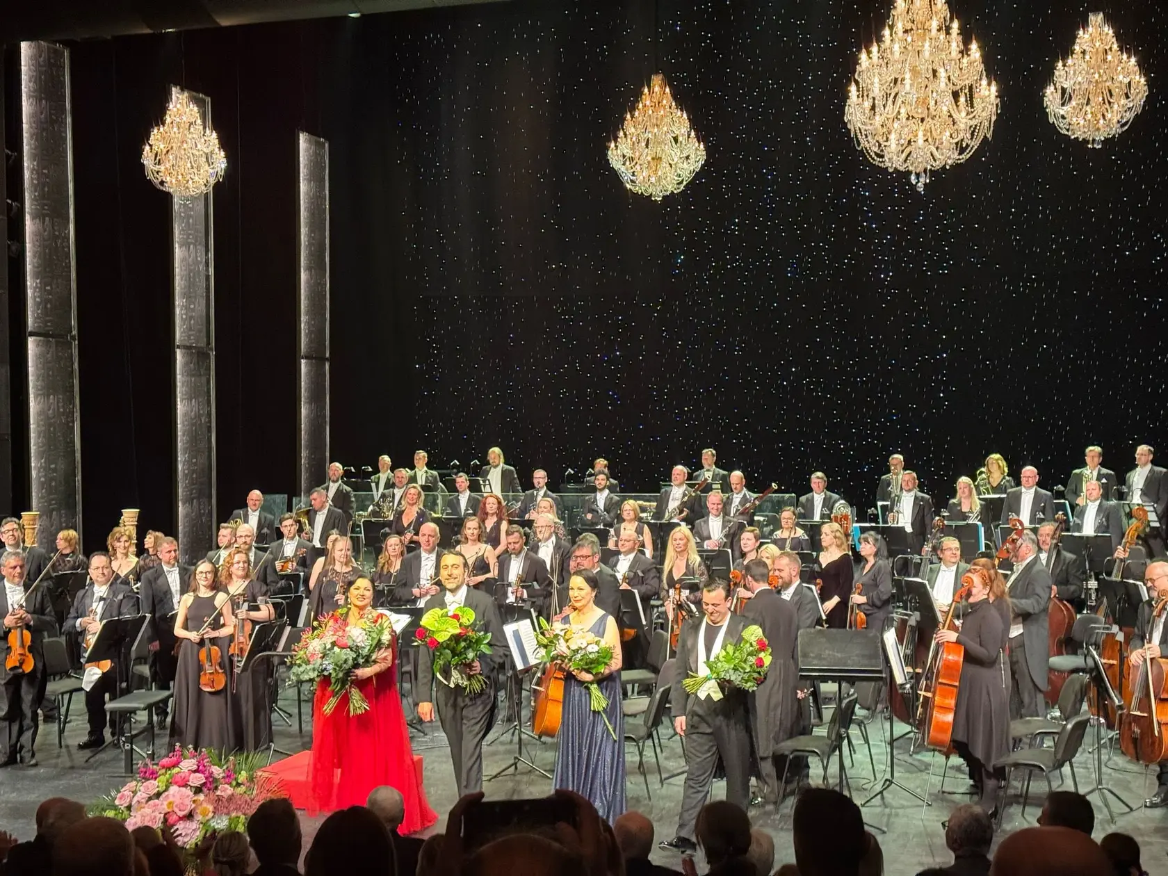 Počas koncertu zazneli ikonické árie a duety z diel velikánov ako Verdi, Puccini, Ponchielli či Giordano. Publikum si vypočulo slávne melódie z opier Adriana Lecouvreur, Tosca, La Traviata, Andrea Chénier, ako aj pieseň Sylvy z operety Čardášová princezná.