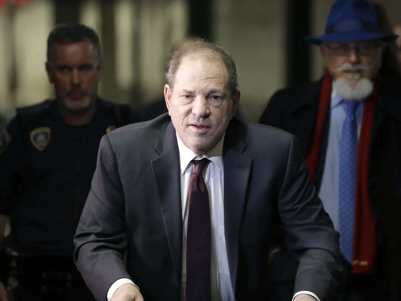 Na archívnej snímke z 20. februára 2020 americký filmový producent Harvey Weinstein prichádza na súd v New Yorku.