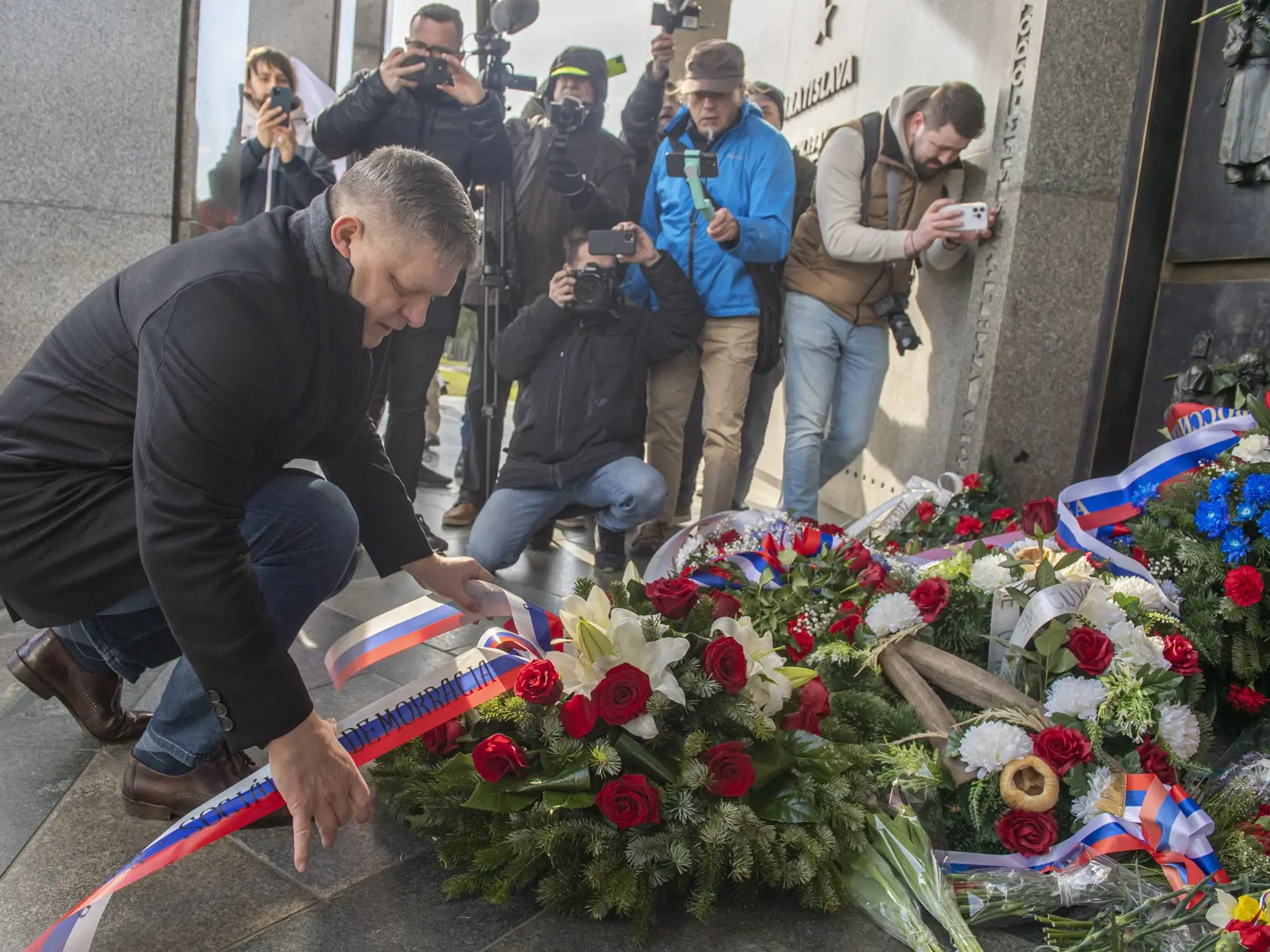 Na snímke poslanec Národnej rady SR a predseda strany Smer-SD Robert Fico prišiel položiť veniec pri príležitosti 78. výročia oslobodenia Bratislavy pri pamätníku Slavín v Bratislave 4. apríla 2023. FOTO TASR - Martin Baumann