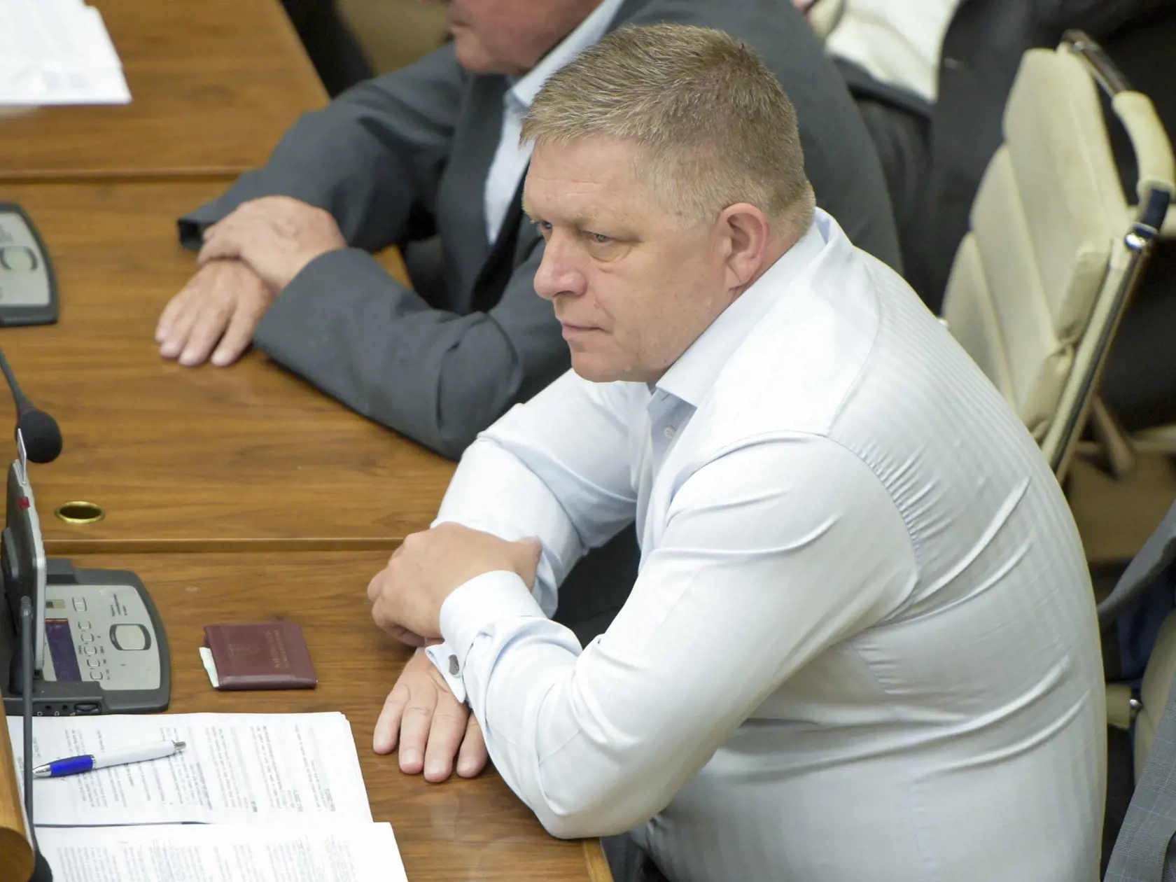 Na snímke poslanec Národnej rady (NR) Slovenskej republiky (SR) Robert Fico (Smer-SD) pred hlasovaním o otvorení mimoriadnej 93. schôdze parlamentu v Bratislave v utorok 30. mája 2023. Mimoriadnu schôdzu poslanci neotvorili ani na tretí pokus. Parlament nebol opäť uznášaniaschopný. Predseda parlamentu Boris Kollár (Sme rodina) bude uznášaniaschopnosť zisťovať opäť o hodinu. FOTO TASR - Pavol Zachar