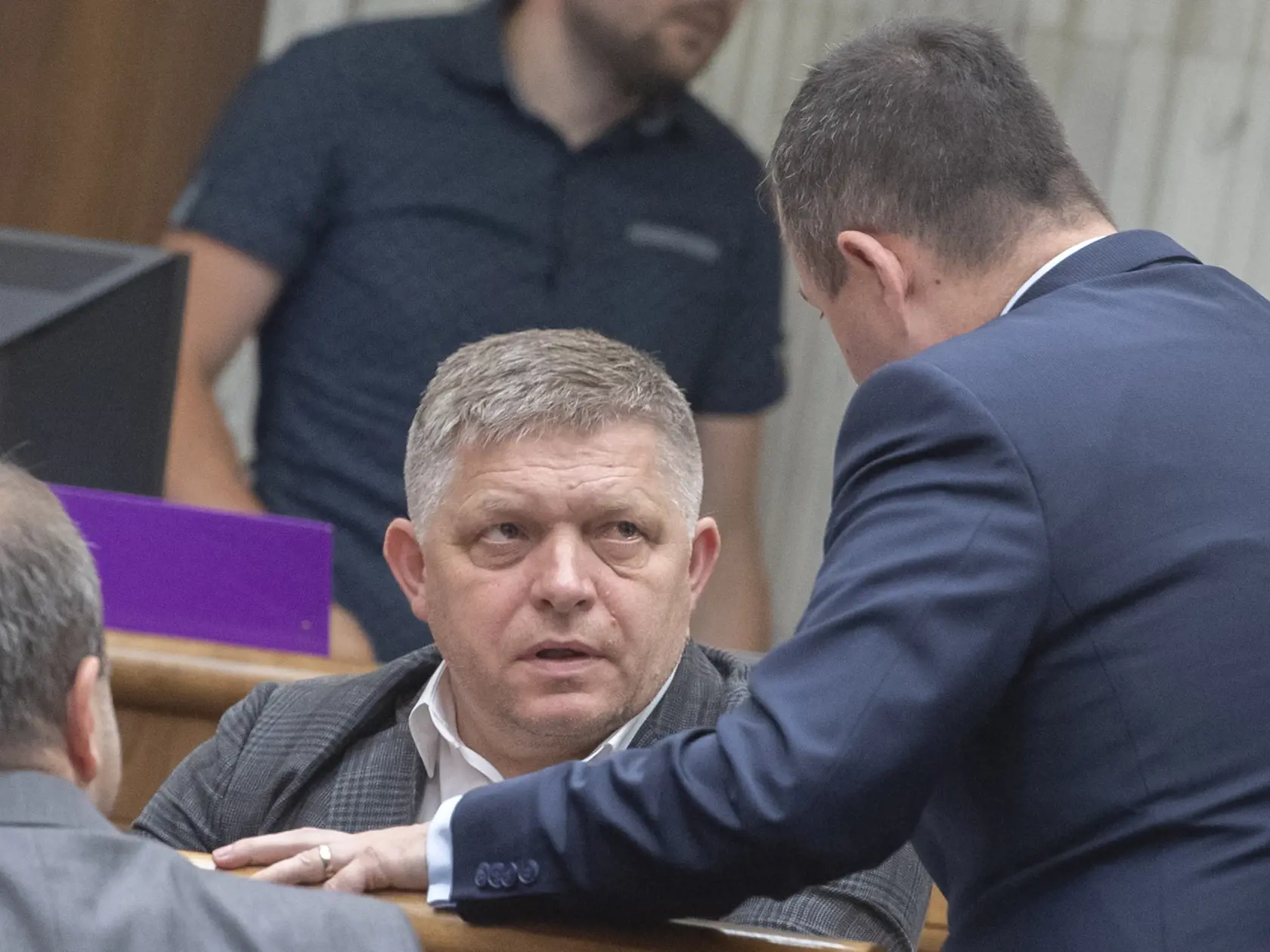 Na snímke uprostred poslanec Robert Fico (SMER-SD) sa rozpráva s kolegom počas 93. schôdze parlamentu v Bratislave v pondelok 29. mája 2023. FOTO TASR - Martin Baumann 
