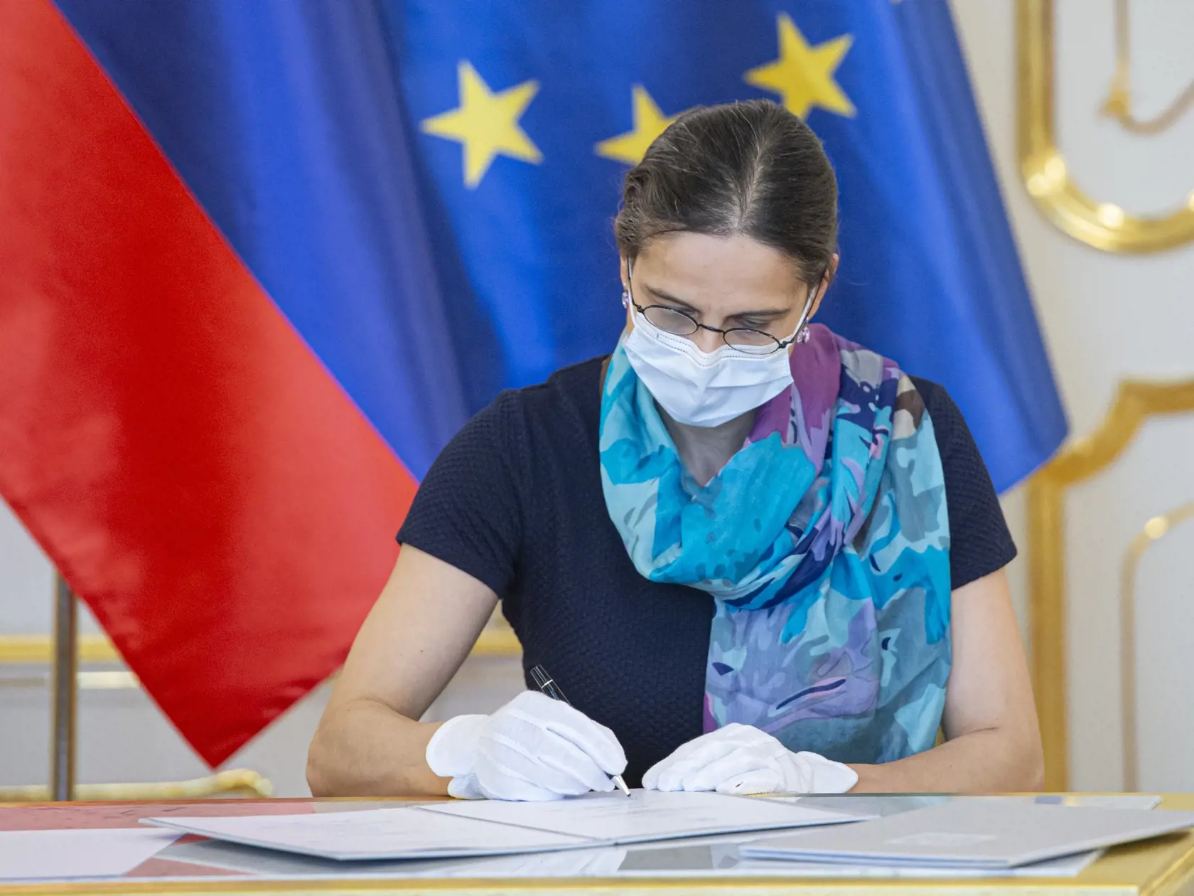 Na snímke ministerka spravodlivosti SR Mária Kolíková (Za ľudí) podpisuje menovací dekrét v Prezidentskom paláci v Bratislave, 21. marca 2020. FOTO TASR - Michal Svítok