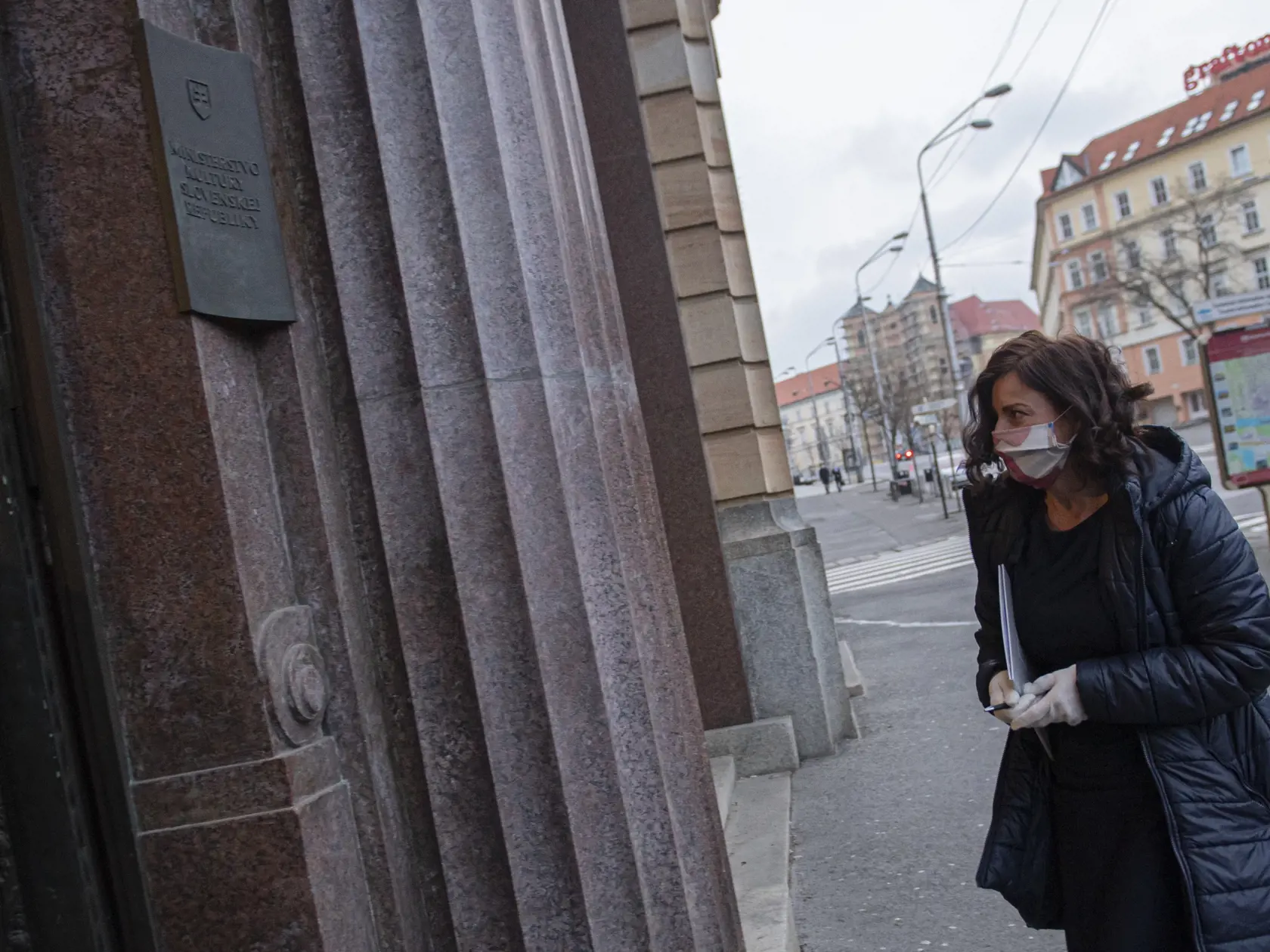 Na snímke ministerka kultúry SR Natália Milanová prichádza na ministerstvo počas výmeny na poste ministra kultúry SR v Bratislave 21. marca 2020.  FOTO TASR - Michal Svítok

