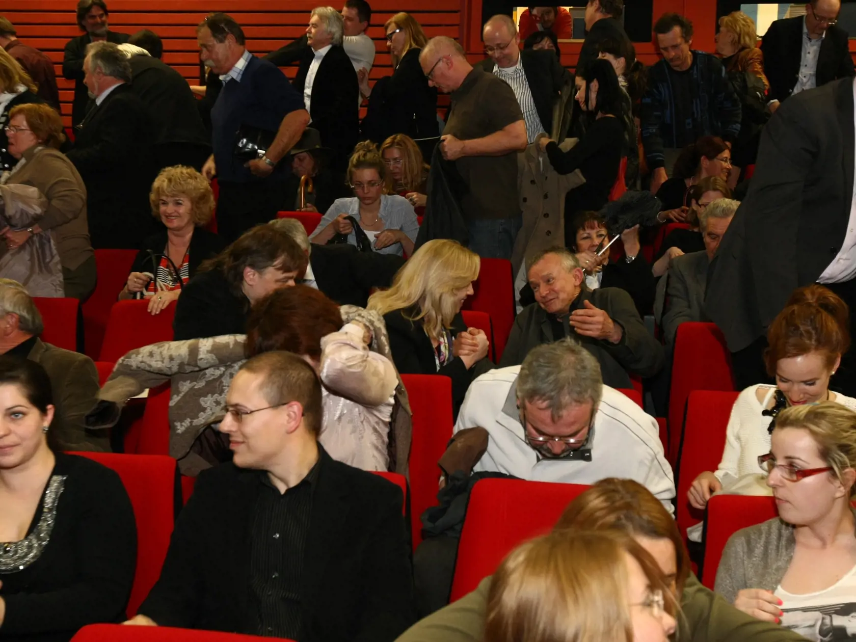 Premiéra československého filmu eŠtébák 
Režia: Juraj Nvota
Hrajú: Jiří Mádl, Michaela Majerniková, Jan Budař, Ondřej Vetchý, Arnošt Goldflam, Vlado Hajdu, Marko Igonda, Táňa Pauhofová, Szidi Tobias, Marek Geišberg, Maciej Stuhr, Dorota Nvotová