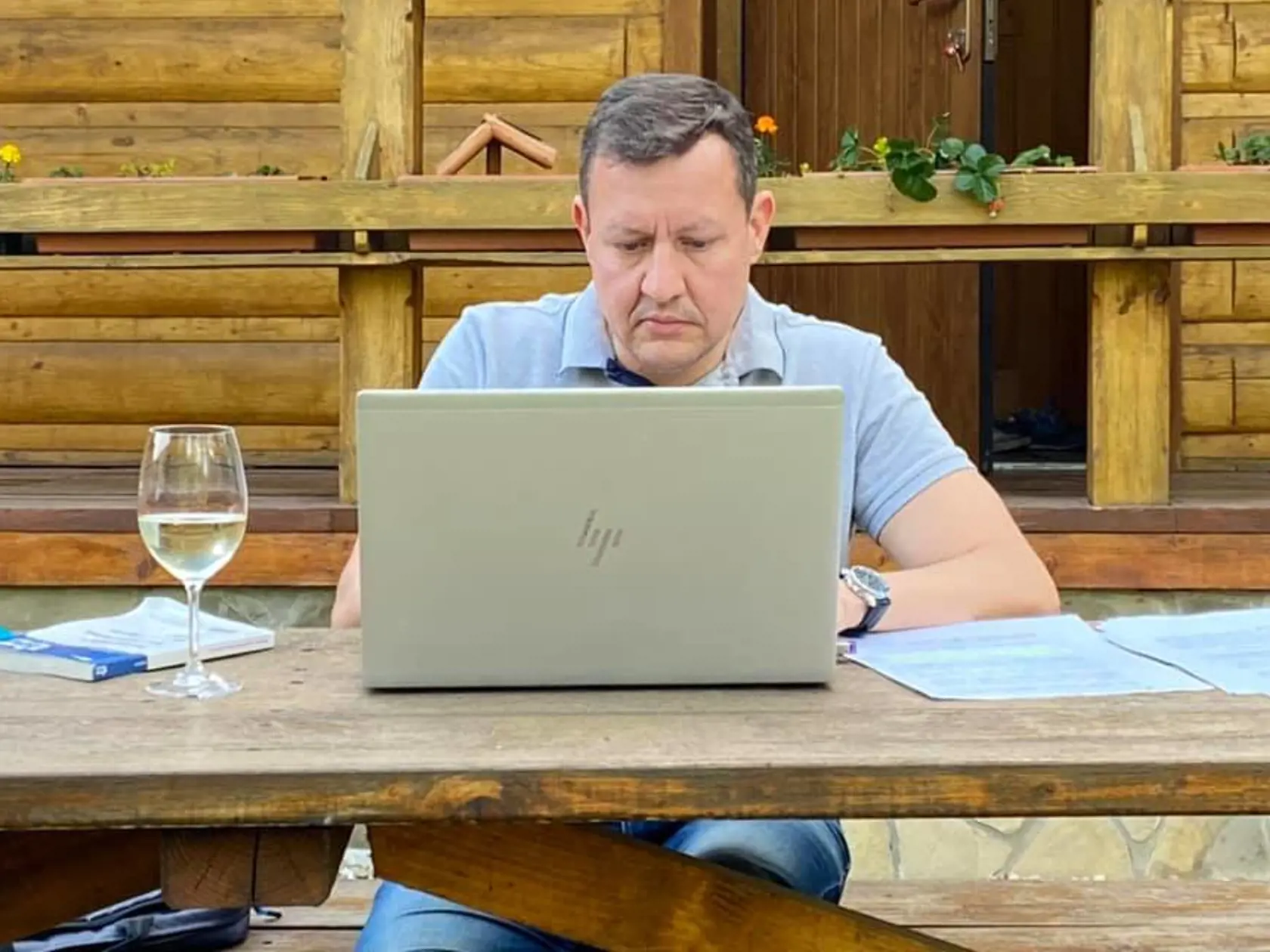Daniel Lipšic pracoval aj na dovolenke v Terchovej. Zaoberal sa odôvodnením odvolania obhajoby v kauze falšovania zmeniek TV Markíza.