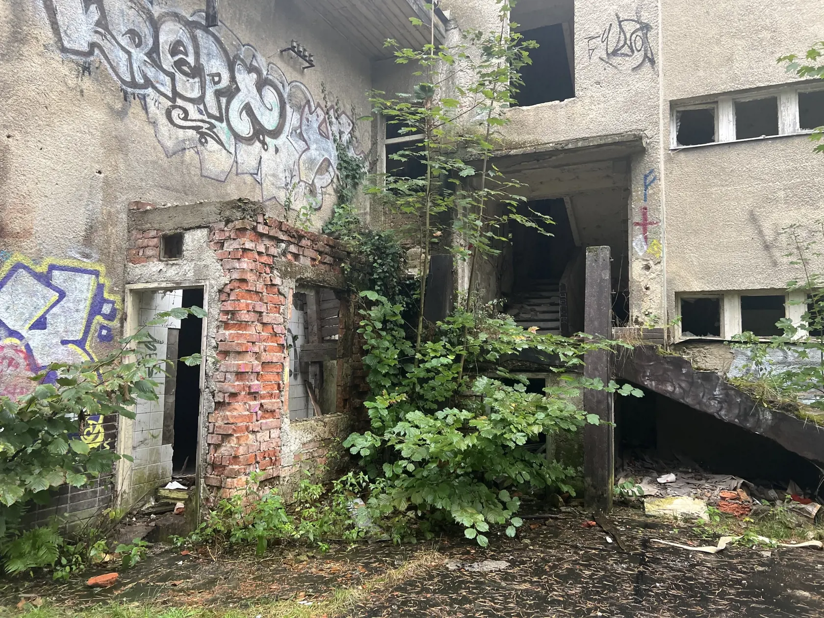 „Budeme opravovať chodníky, pridáme lavičky, osvetlenie a nainštalujeme kamerový systém, aby sme predišli vandalizmu,“ hovorí. Avšak, pri pohľade na zdevastované budovy ťažko uveriť tomu, že toto miesto môže znova ožiť.