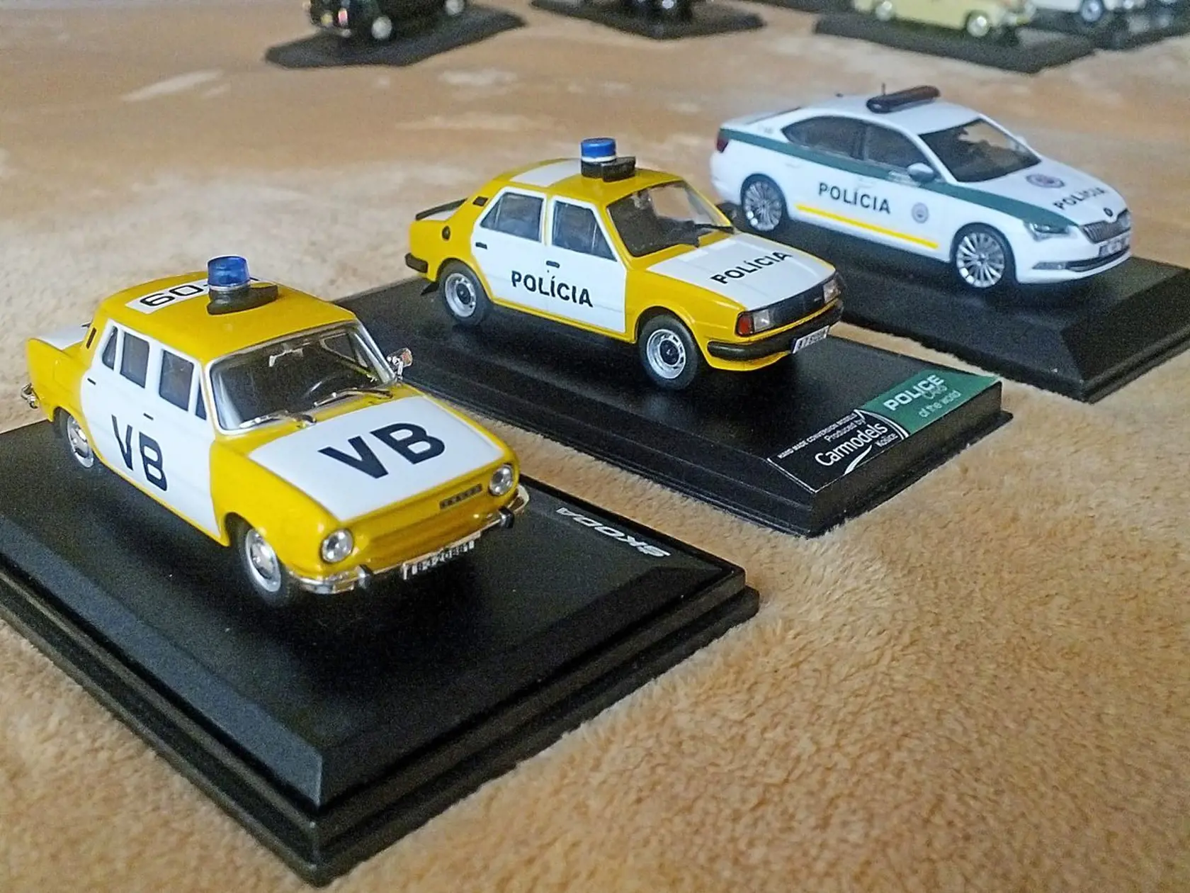 Spomienka na socializmus - vozidlá Verejnej bezpečnosti. Vedľa nich je modernejšie policajné auto.