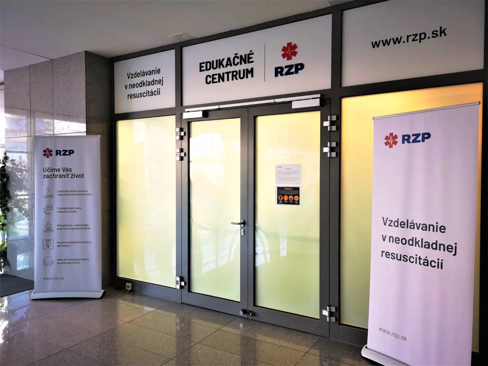 Desiatky záchranárov sa usadili do školských lavíc v novom Výcvikom centre pre záchranárov v Trenčíne. Po teoretickej príprave im predstavili najväčšie a najmodernejšie výcvikové centrum na Slovensku.