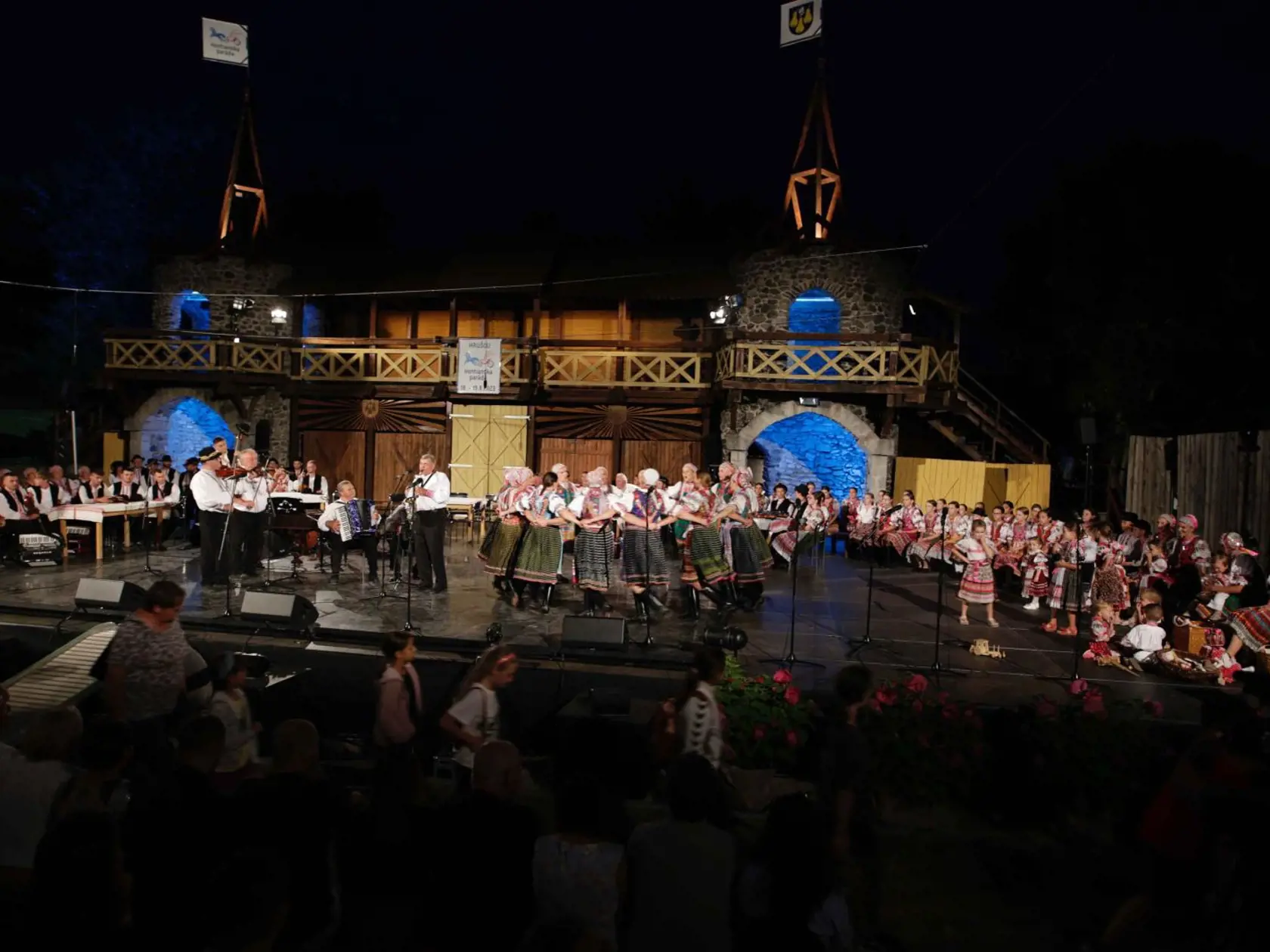 Folklórny festival Hontianska paráda sa koná už tradične v Hrušove. Pomenovaný je podľa regiónu v ktorom sa obec nachádza. Každoročne ho navštív približne 20-tisíc hostí.