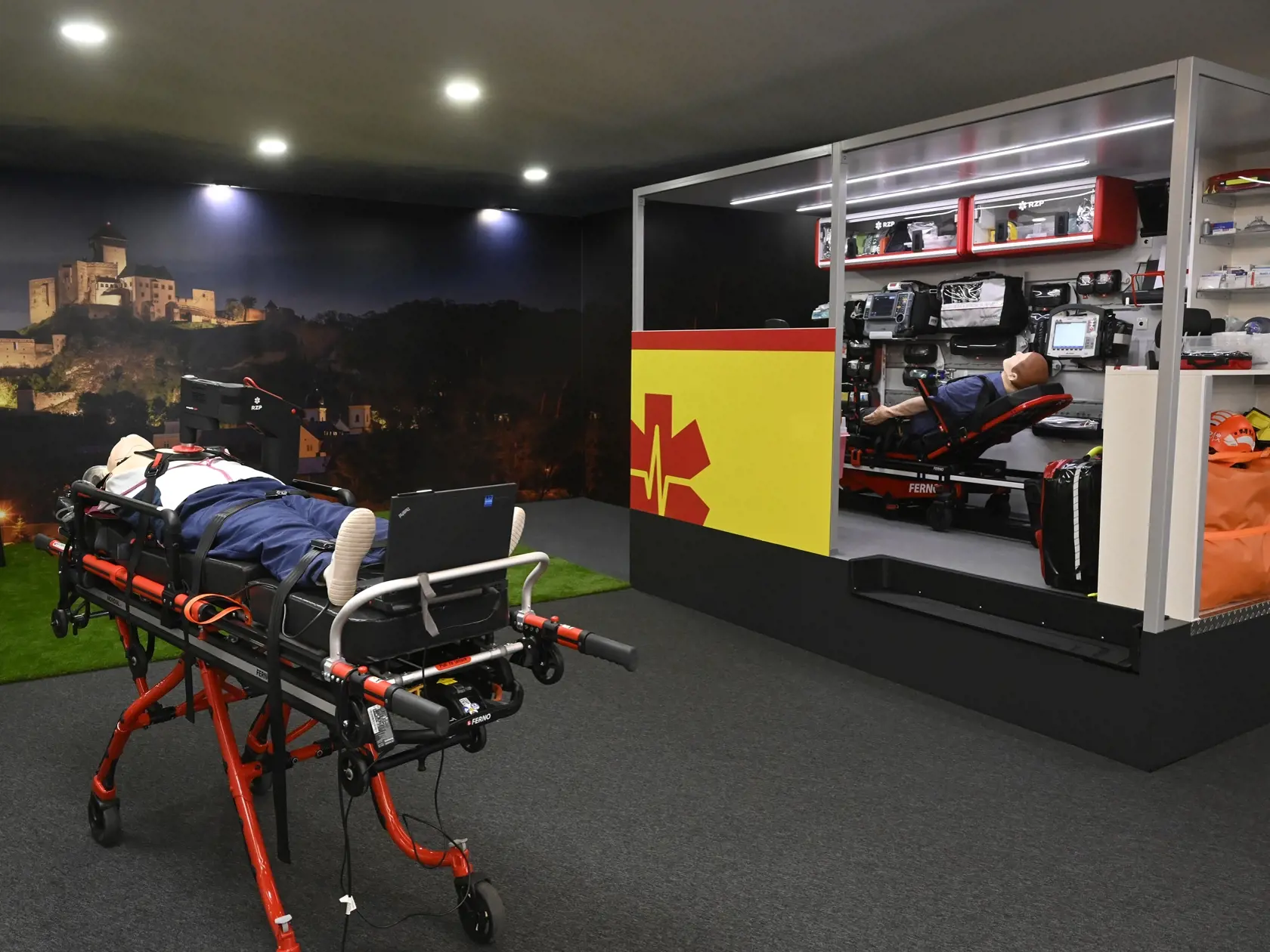 Na snímke vybavenie simulujúce sanitku v novootvorenom Edukačnom centre RZP, 19. októbra 2021 v Trenčíne. Centrum je určené na vzdelávanie a praktický tréning zdravotníckych pracovníkov v neodkladnej resuscitácii. FOTO TASR - Radovan Stoklasa