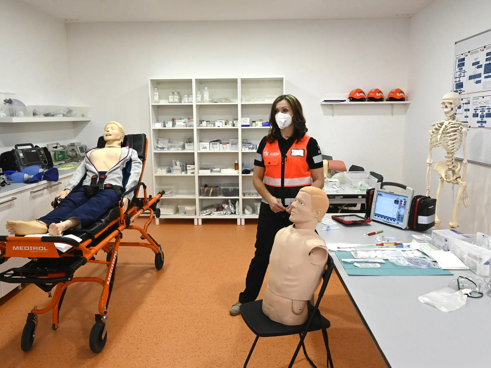Na snímke lektorka a hlavná záchranárka spoločnosti RZP Beáta Macejková stojí v časti simulujúcej urgentný príjem v novootvorenom Edukačnom centre RZP, 19. októbra 2021 v Trenčíne. Centrum je určené na vzdelávanie a praktický tréning zdravotníckych pracovníkov v neodkladnej resuscitácii. FOTO TASR - Radovan Stoklasa