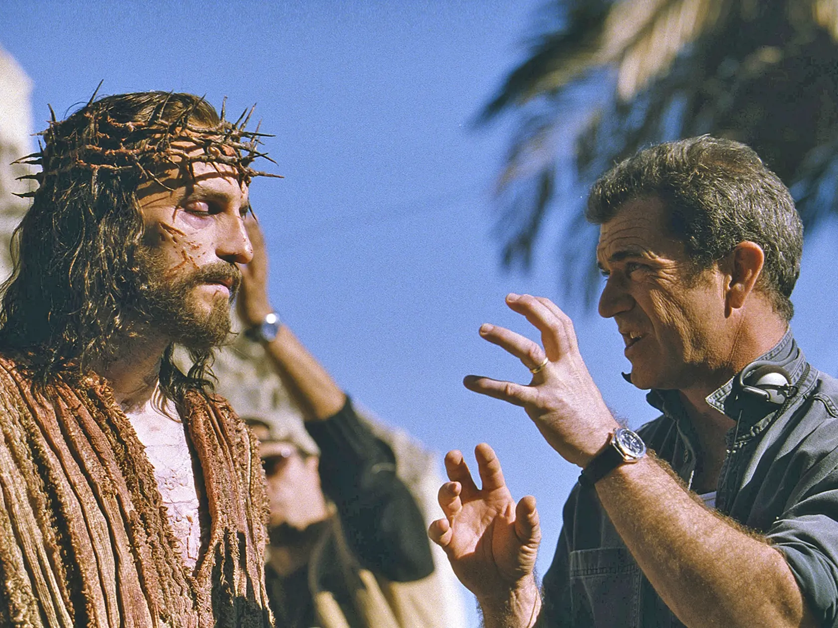 Mel Gibson režíroval film Umučenie Krista, ktorý kritizovali za násilie. Mel ho obhajoval, že iba tak si uvedomíme, čím Ježiš musel prejsť v skutočnosti.