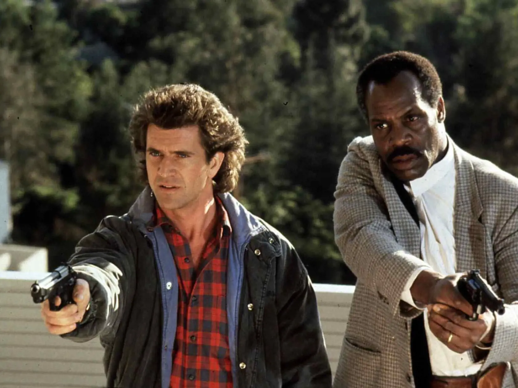 Danny Glover (vpravo) a Mel Gibson vo filme Smrtonosná zbraň.