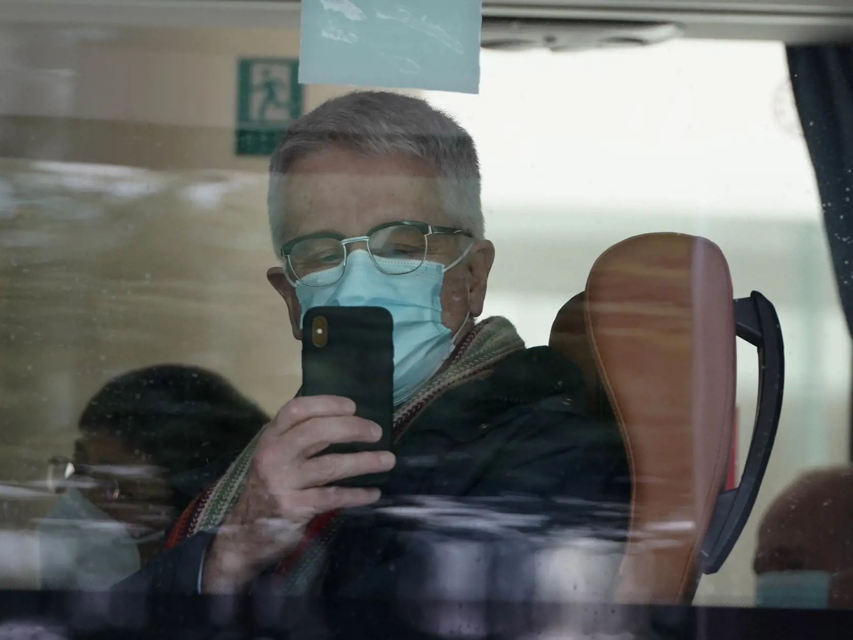 WA 31 Wu-chan - Člen z tímu odborníkov Svetovej zdravotníckej organizácie (WHO) drží v autobuse mobil po odchode z hotela, v ktorom strávil tím  dva týždne v karanté v stredočínskom meste Wu-chan vo štvrtok 28. januára 2021. Úlohou tímu je v spolupráci s čínskymi vedcami zistiť, či sa dá spätne vystopovať pôvod nového typu koronavírusu. Koronavírus, ktorý spôsobuje chorobu COVID-19, najprv zistili pred vyše rokom v spomínanom stredočínskom meste Wu-chan. Pátranie po pôvode koronavírusu je politi
