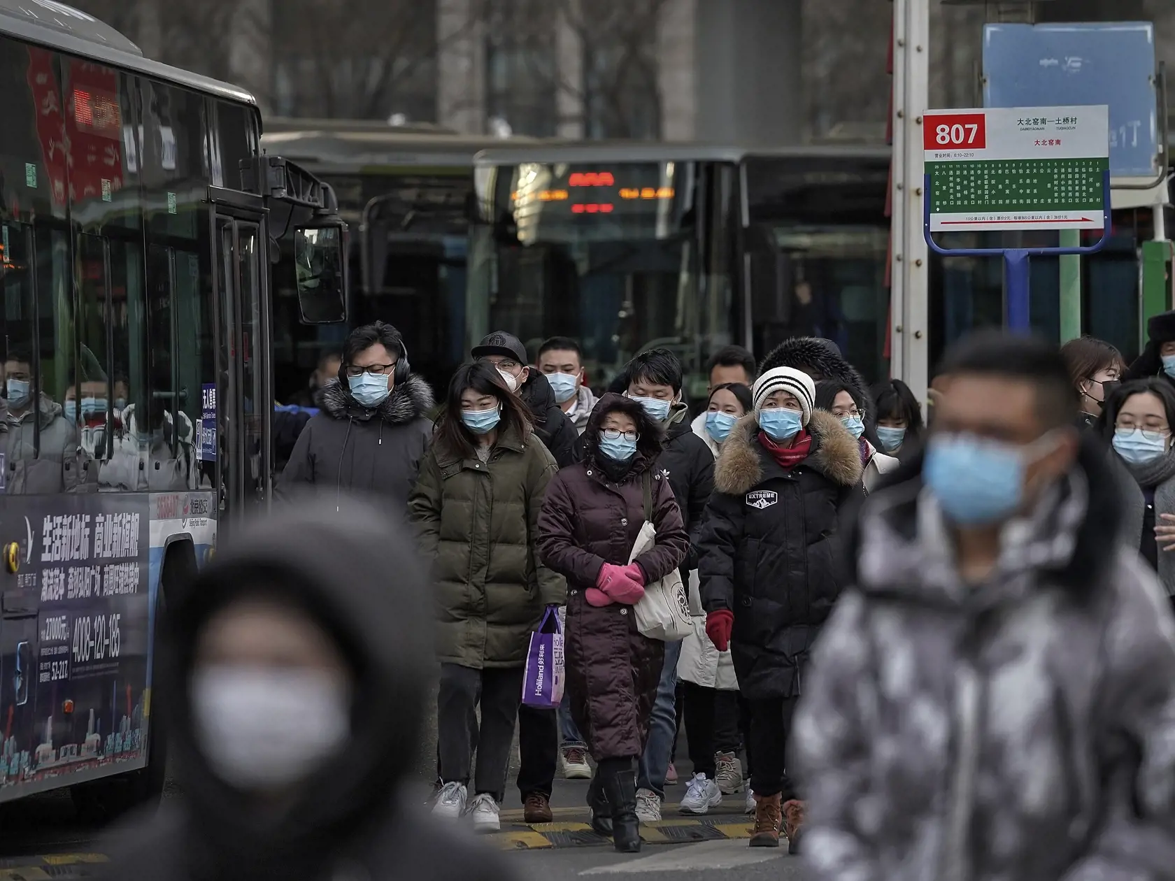 WA 1 Peking - Cestujúci s ochranným rúškom odchíádzajú z autobusovej stanice v Pekingu v pondelok 11. januára 2021.  Skupina desiatich vedcov Svetovej zdravotníckej organizácie (WHO) pricestuje do Číny s cieľom skúmať pôvod koronavírusu SARS-CoV-2, ktorý vyvolal celosvetovú pandémiu, tento štvrtok. Oznámila to v pondelok čínska Národná zdravotnícka komisia.Vedci pod vedením WHO by sa chceli vrátiť na trhovisko vo Wu-chane, kde vlani v decembri zaznamenali prvé prípady koronavírusu SARS-CoV-2. No