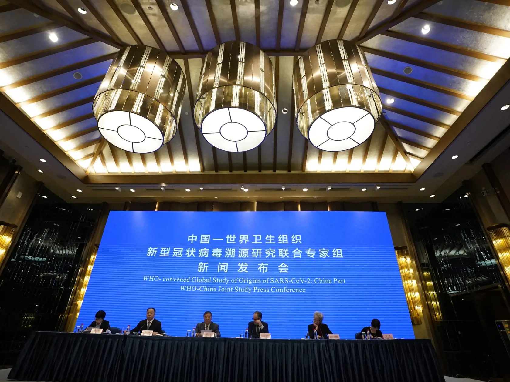 WA 42 Wu-chan - Experti Svetovej zdravotníckej organizácie (WHO), ktorí v Číne skúmali zdroj koronavírusovej pandémie, sedia  počas tlačovej konferencie v čínskom meste Wu-chan v utorok 9. februára 2021. Expertom WHO sa nepodarilo potvrdiť pôvod koronavírusu SARS-CoV-2 u zvierat. V utorkovom vyjadrení však odmietli teóriu o úniku z laboratória, informovala agentúra AFP. Odborníci sa podľa AFP domnievajú, že ochorenie COVID-19 má pôvod u netopierov a na ľudí sa mohlo preniesť prostredníctvom inýc