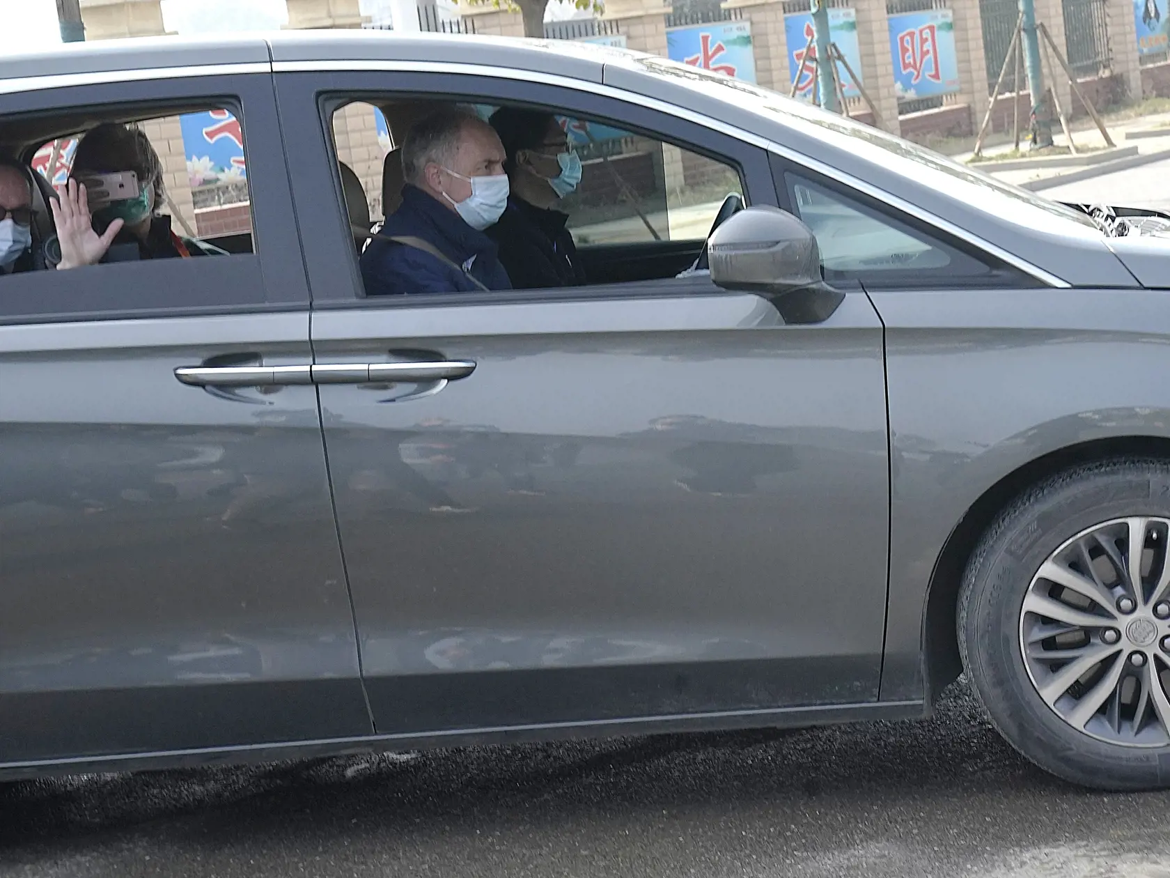 EBE 3 Wu-chan - Na snímke odborníci zo Svetovej zdravotníckej organizácie (WHO), ktorí skúmajú pôvod nového druhu koronavírusu, navštívili v stredu 3. februára 2021 Inštitút virológie a laboratóriá v stredočínskom meste Wu-chan, kde sa pred vyše rokom objavili jedny z prvých ohnísk nákazy. FOTO TASR/AP
A convoy carrying the World Health Organization team leaves the Wuhan Institute of Virology after a field visit in Wuhan, China, Wednesday, Feb. 3, 2021. (AP Photo/Ng Han Guan)