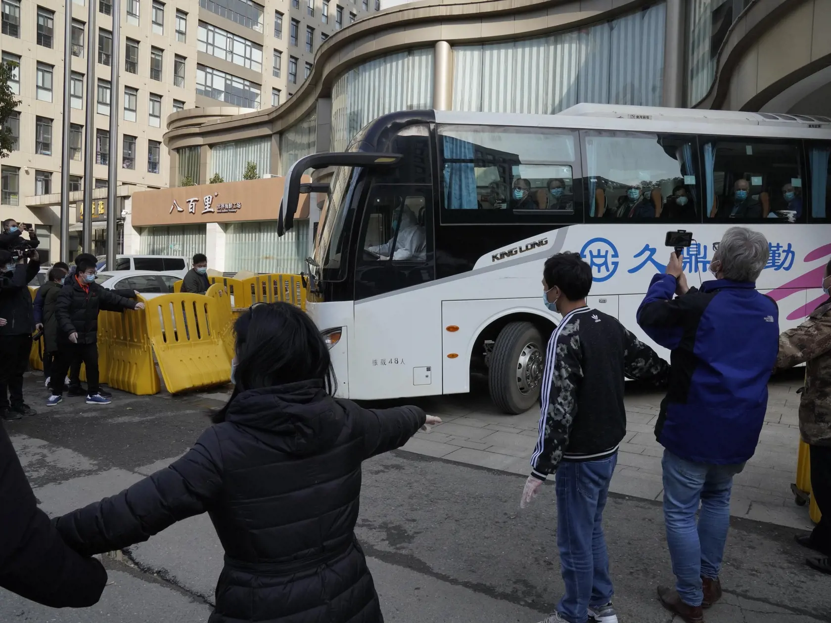 WA 33 Wu-chan - Členovia z tímu odborníkov Svetovej zdravotníckej organizácie (WHO) sedia v autobuse a odchádzajú po skončení dvojtýždňovej karantény z hotela v stredočínskom meste Wu-chan vo štvrtok 28. januára 2021. Úlohou tímu je v spolupráci s čínskymi vedcami zistiť, či sa dá spätne vystopovať pôvod nového typu koronavírusu. Koronavírus, ktorý spôsobuje chorobu COVID-19, najprv zistili pred vyše rokom v spomínanom stredočínskom meste Wu-chan. Pátranie po pôvode koronavírusu je politicky cit
