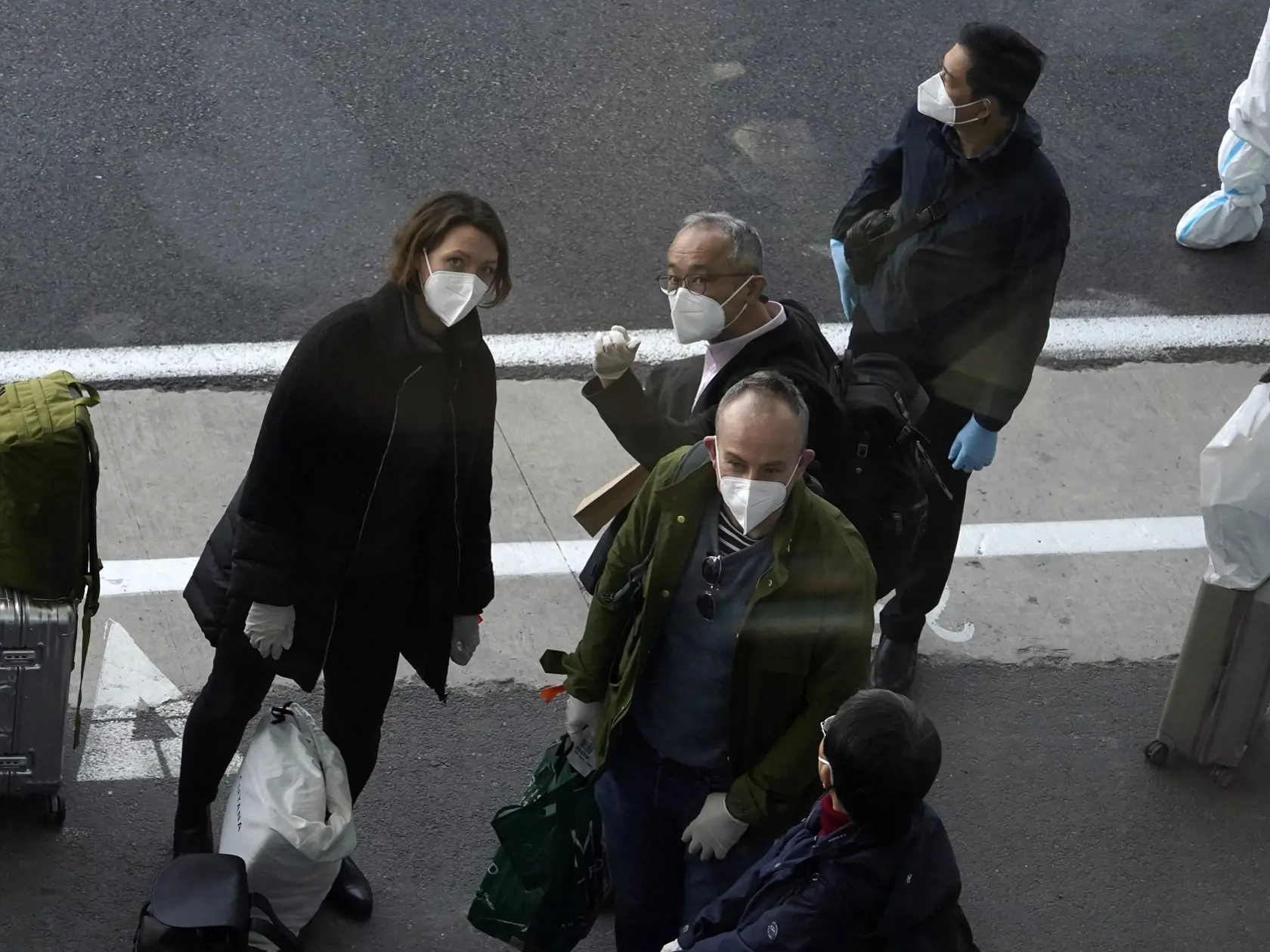 WA 38  Wu-chan - Skupina vedcov Svetovej zdravotníckej organizácie (WHO) stojí na letisku v stredočínskom meste Wu-chan vo štvrtok 14. januára 2021. Skupina desiatich vedcov Svetovej zdravotníckej organizácie (WHO) pricestovala vo štvrtok do Číny s cieľom skúmať pôvod koronavírusu SARS-CoV-2, ktorý vyvolal celosvetovú pandémiu. Do krajiny prišli v deň, keď čínska Národná zdravotnícka komisia informovala, že v krajine po ôsmich mesiacoch zaznamenali prvé úmrtie súvisiace s chorobou COVID-19.  Ved