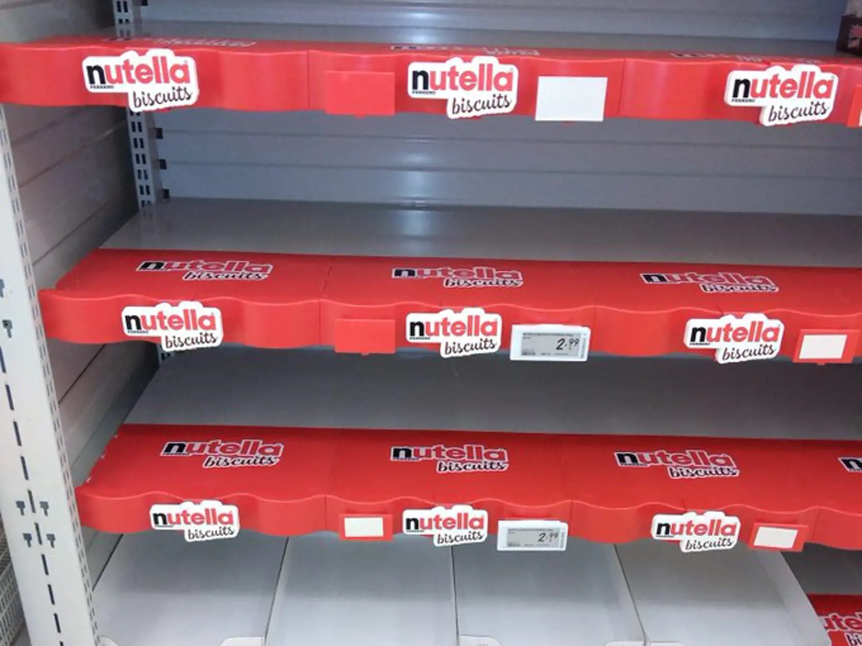 Potraviny miznú z regálov vo všetkých obchodoch.