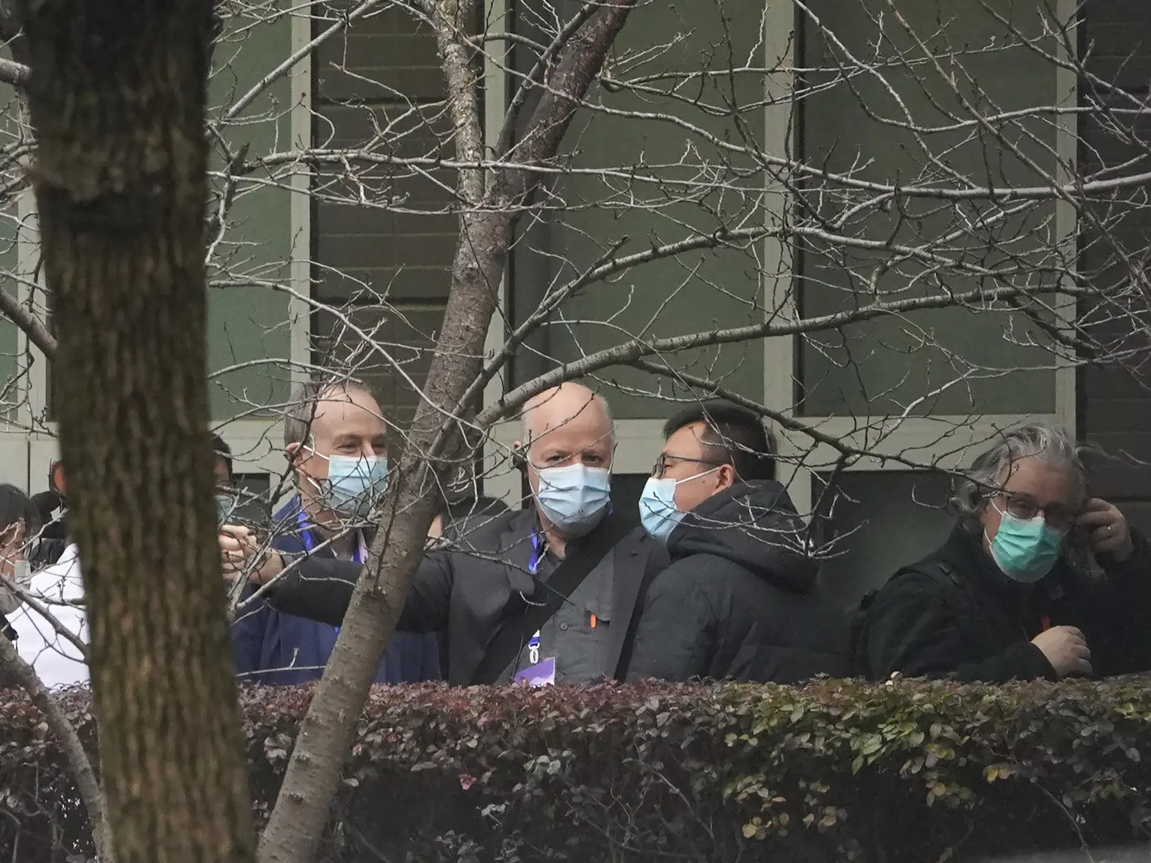 KK23 Wu-chan - Peter Daszak (uprostred) z vyšetrovacieho tímu svetovej zdravotníckej organizácie (WHO) sa rozpr´va s ostatnými členmi pred návštevou Centra pre prevenciu a kontrolu chorôb zvierat v meste Wu-chan v čínskej provincii Hubei 2. februára 2021.   Vyšetrovací tím WHO je v stredočínskom meste Wu-chan, kde v decembri 2019 zistili prvé prípady nákazy. Snaží sa tam prísť na to, ako sa nový druh koronavírusu preniesol zo zvierat na ľudí a následne usmrtil vyše dva milióny ľudí po celom svet