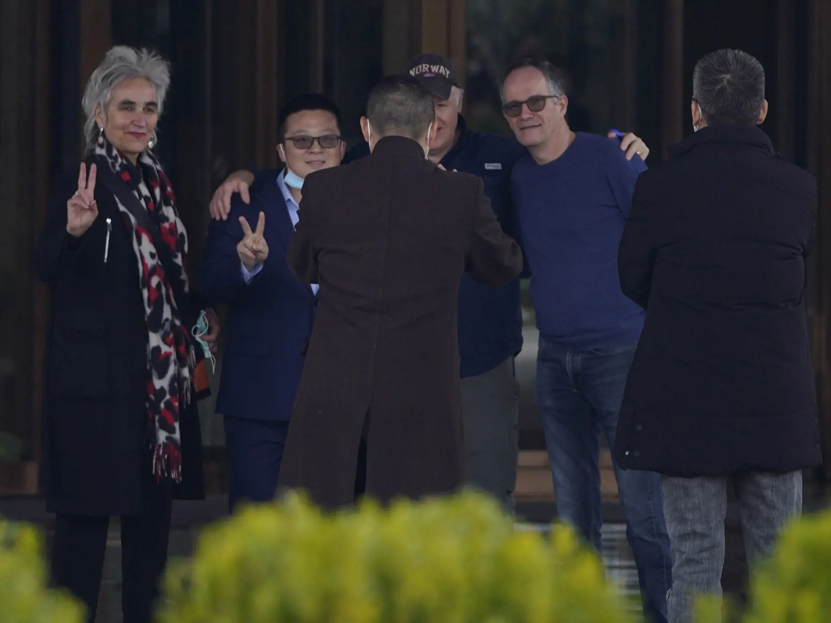 WA 30 Wu-chan - Členovia expertného tímu Svetovej zdravotníckej organizácie (WHO) Marion Koopmansová (vľavo), Peter Daszak (tretí sprava, čiastočne skrytý), Peter Ben Embarek (druhý sprava), ktorí v Číne skúmali zdroj koronavírusovej pandémie, pózujú pred hotelom pred odchodom na letisko vo Wu-chane v stredu 10. februára 2021. FOTO TASR/AP  



Marion Koopmans, left, Peter Daszak, third from right partly hidden, Peter Ben Embarek, second from right, of a World Health Organization team pose for p