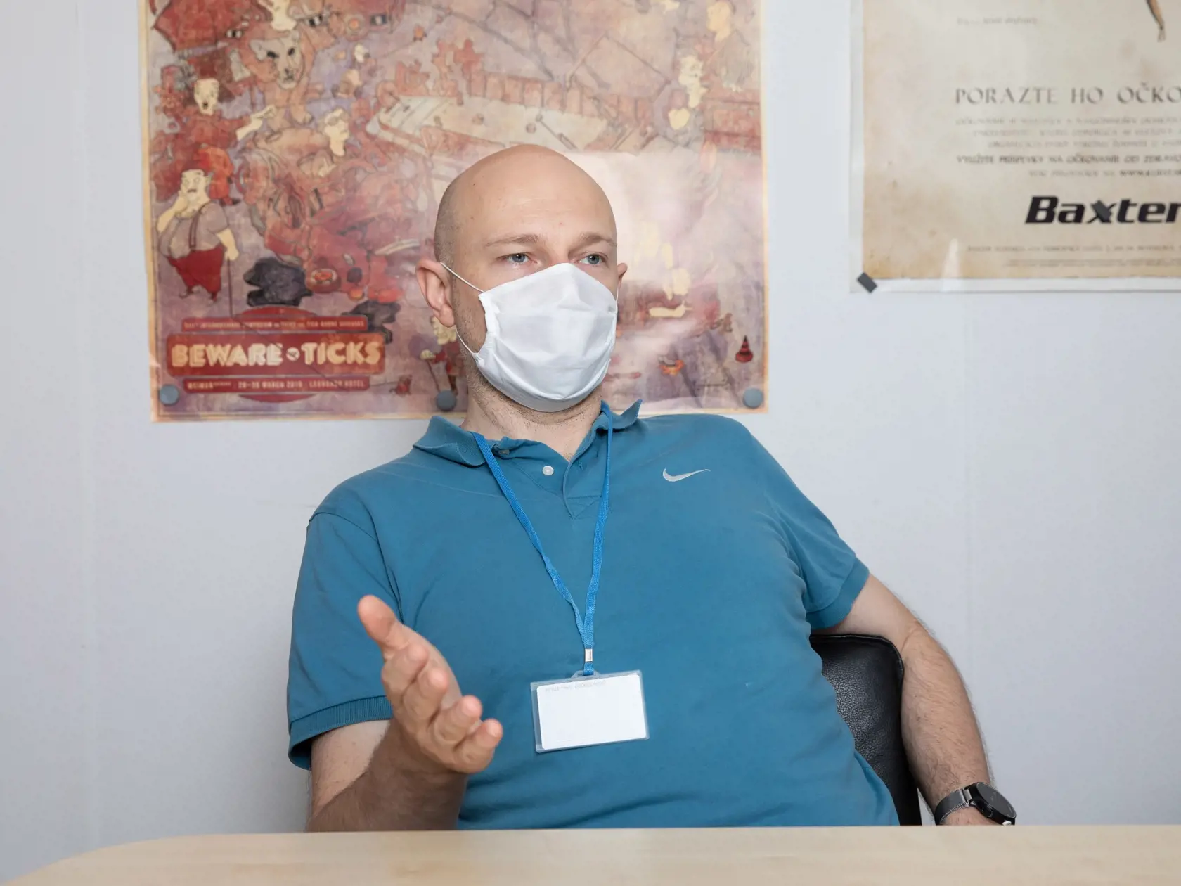 Na fotkách je Virológ RNDr.Boris Klempa, DrSc. Je vedúci oddelenia ekológie vírusov vo Virologickom ústave Biomedicínskeho centra SAV. Klempa je presvedčený, že pôvod pandémie má súvis so zvieracími trhmi.
