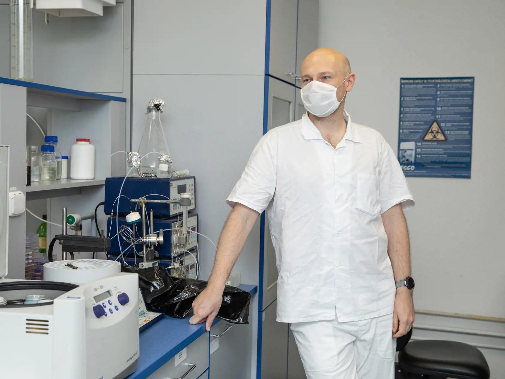 Na fotkách je Virológ RNDr.Boris Klempa, DrSc. Je vedúci oddelenia ekológie vírusov vo Virologickom ústave Biomedicínskeho centra SAV. Klempa je presvedčený, že pôvod pandémie má súvis so zvieracími trhmi.