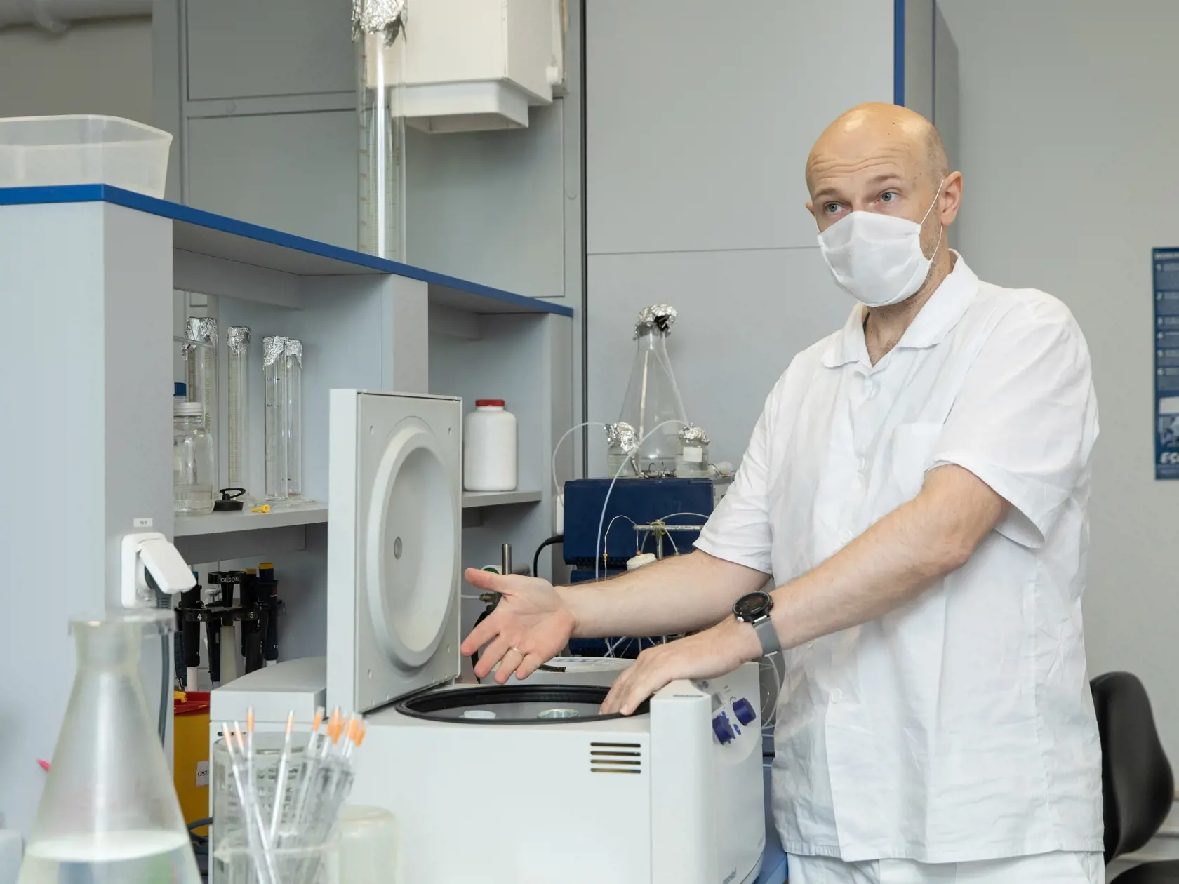 Na fotkách je Virológ RNDr.Boris Klempa, DrSc. Je vedúci oddelenia ekológie vírusov vo Virologickom ústave Biomedicínskeho centra SAV. Klempa je presvedčený, že pôvod pandémie má súvis so zvieracími trhmi.