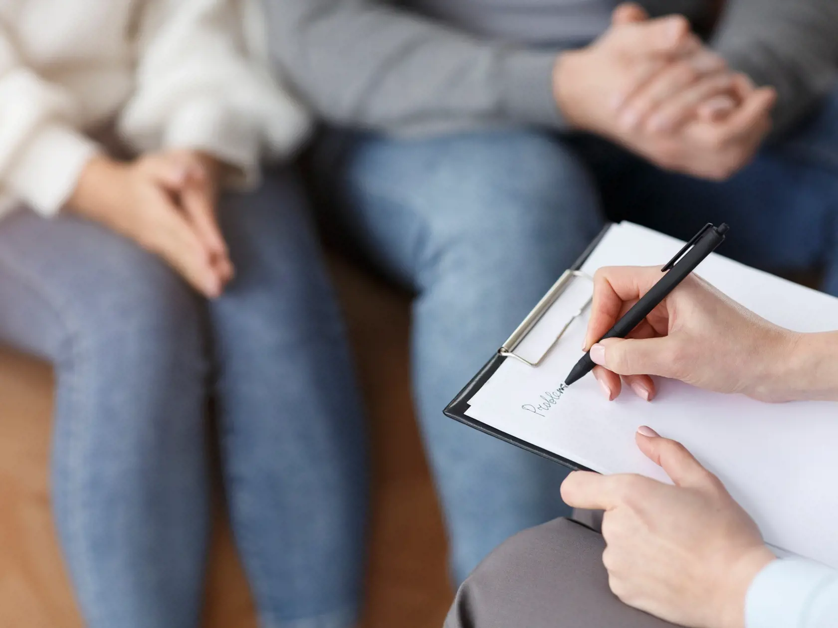 Family,Psychologist.,Professional,Marriage,Consultant,Taking,Notes,Talking,With,Couple