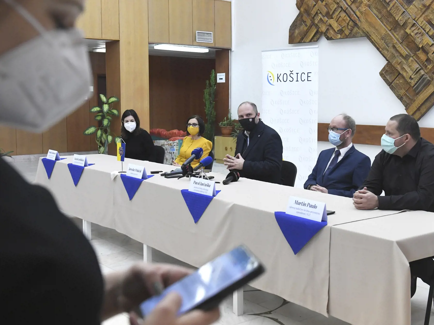 Na snímke zľava prodekanka LF UPJŠ a prednostka ústavu epidemiológie Monika Halánová, námestníčka primátora mesta Košice Lucia Gurbáľová, primátor mesta Košice Jaroslav Polaček, infektológ, prednosta kliniky infektológie a cestovnej medicíny UNLP Košice Pavol Jarčuška a výkonný riaditeľ pre liečebno-preventívnu starostlivosť UNLP Košice Martin Paulo počas brífingu k zhoršujúcej sa epidemiologickej situácii v Košiciach 5. februára 2021. FOTO TASR – František Iván