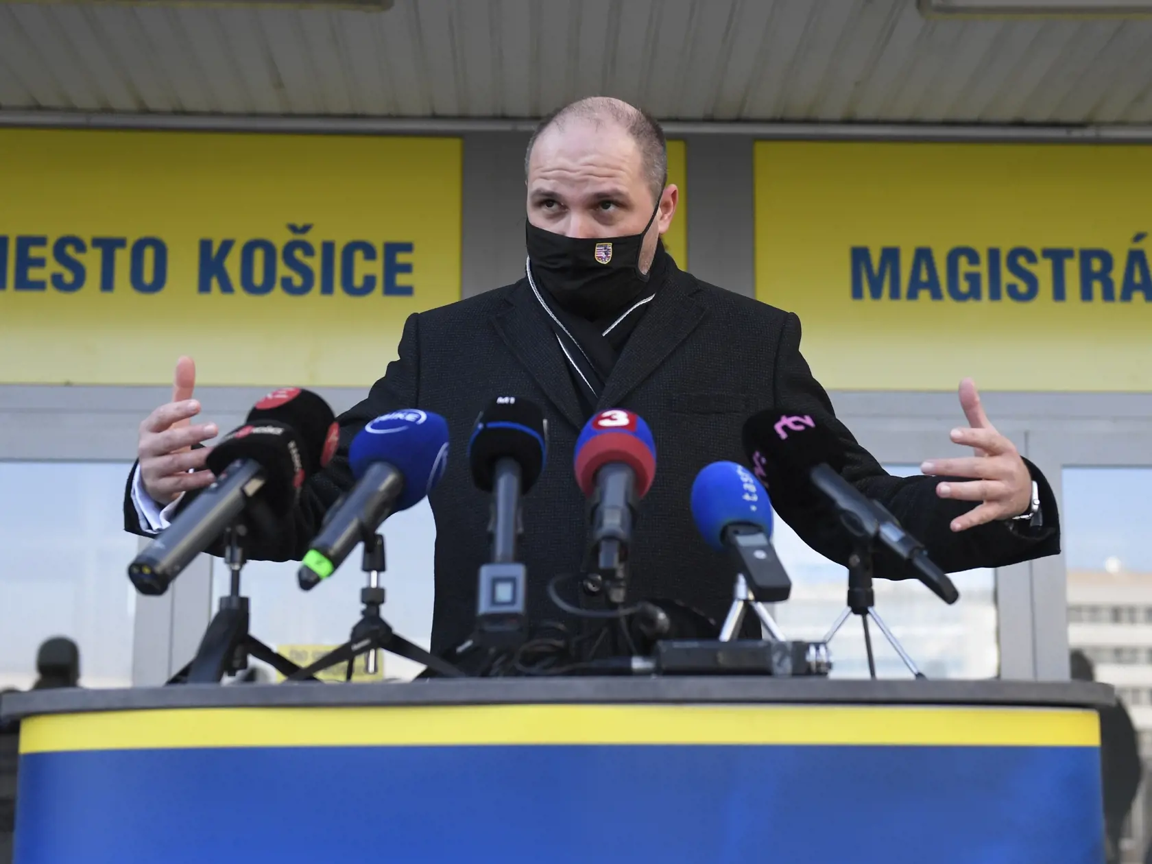Jaroslav Polaček počas brífingu k výsledkom víkendového celomestského testovania v Košiciach.