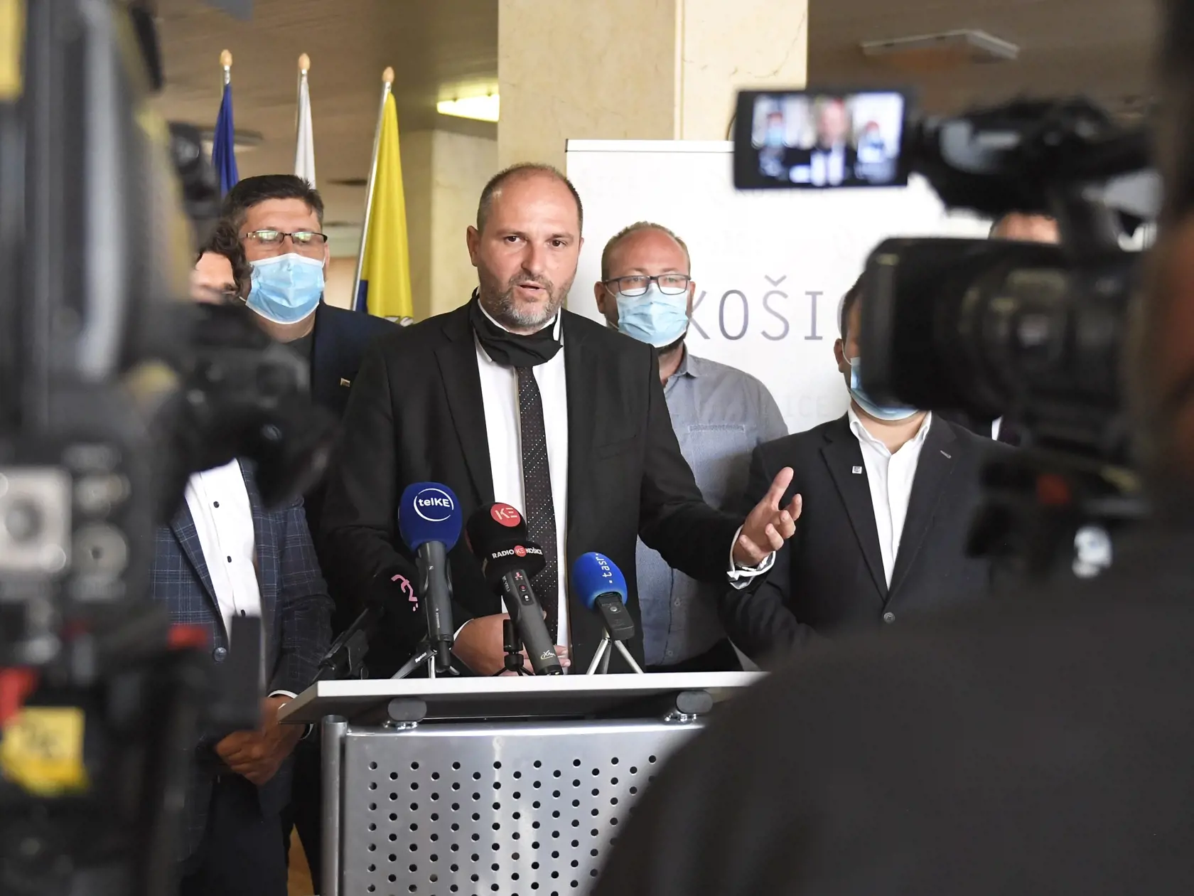 Na snímke uprostred primátor Košíc Jaroslav Polaček počas brífingu po pracovnom stretnutí akcionárov Východoslovenskej vodárenskej spoločnosti (VVS), ktoré zvolalo mesto v Košiciach 24. augusta 2020. FOTO TASR – František Iván