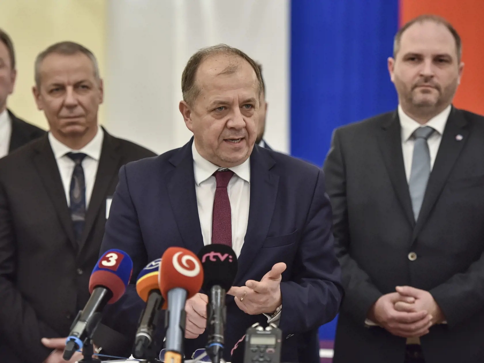 Na snímke v popredí prezident Únie miest Slovenska (ÚMS) Richard Rybníček, v pozadí vľavo primátor Banskej Bystrice Ján Nosko, v pozadí vpravo primátor mesta Košice Jaroslav Polaček počas predstavenia dokumentu Únie miest Slovenska pod názvom “Zmena je nevyhnutná - pokračovanie reformy verejnej správy z pohľadu ÚMS” v rámci tlačovej konferencie po skončení mimoriadneho XXXI. snemu Únie miest Slovenska, 28. januára 2020 v Bratislave. FOTO TASR - Pavol Zachar